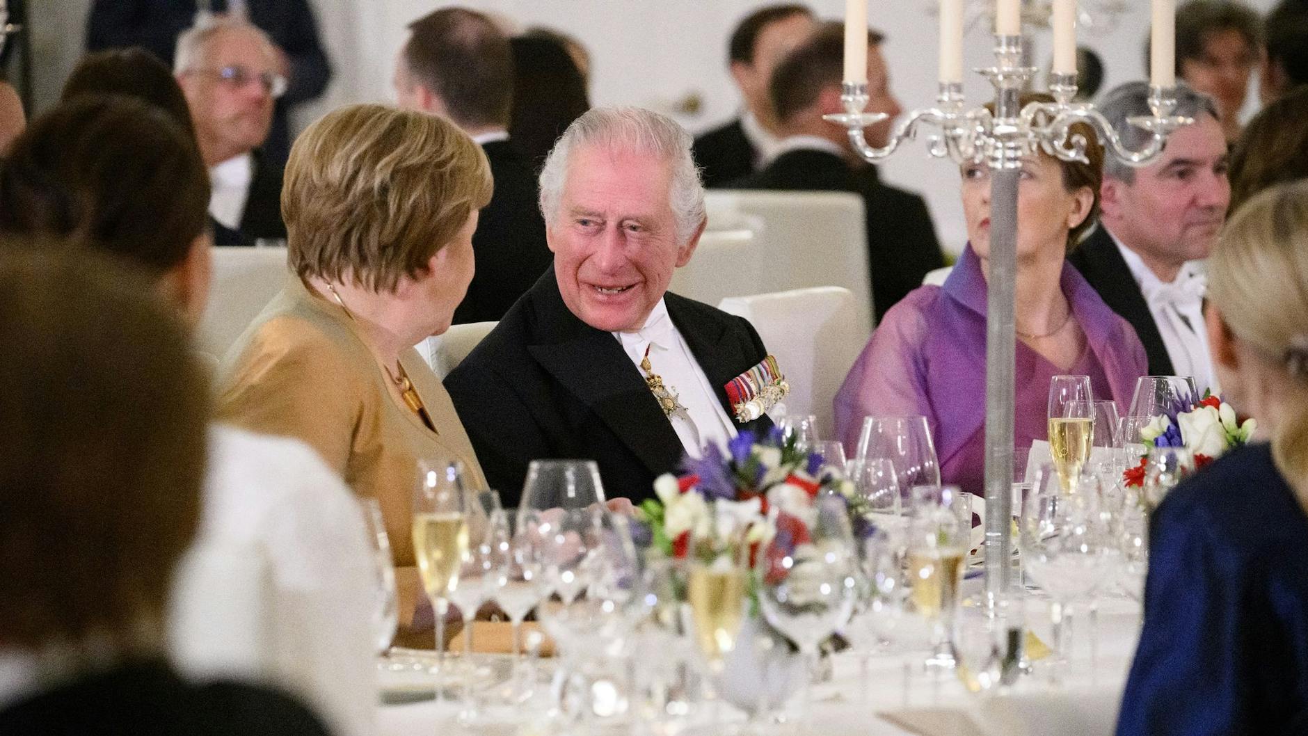 <div>Ex-Bundeskanzlerin Angela Merkel saß neben König Charles, die beiden unterhielten sich angeregt miteinander.</div>