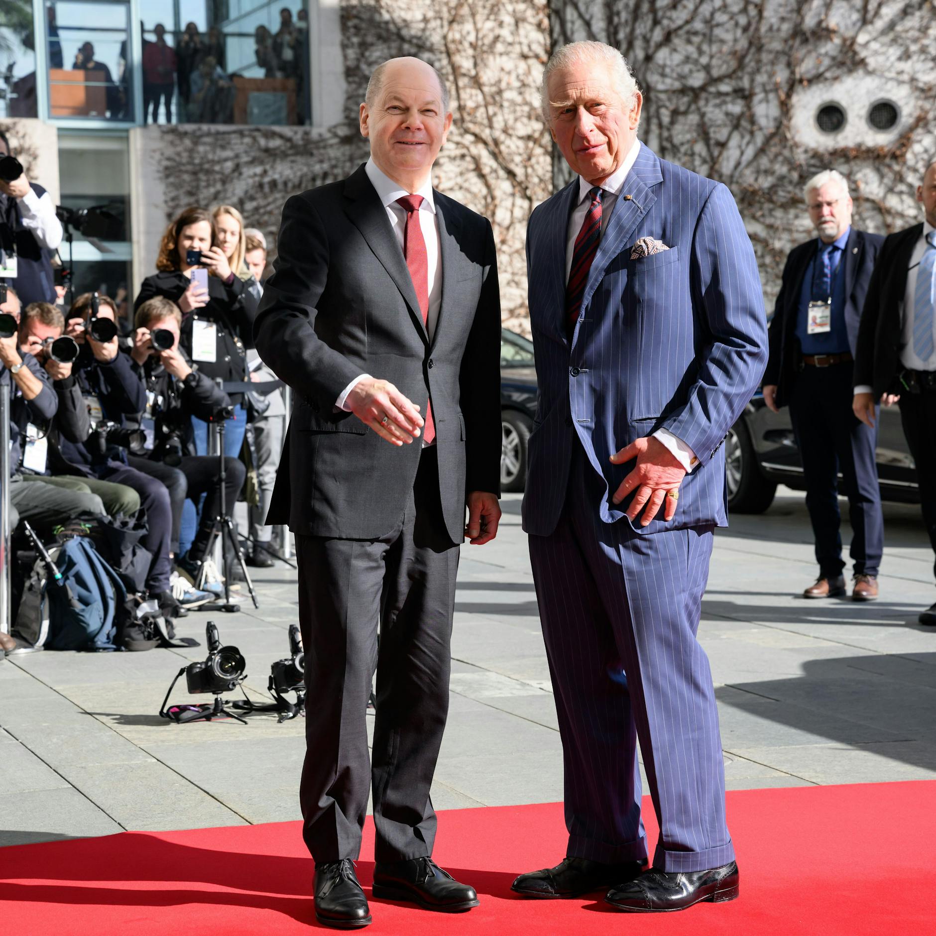 Bundeskanzler Olaf Scholz begrüßt König Charles III. vor dem Bundeskanzleramt zu einem Gespräch. 