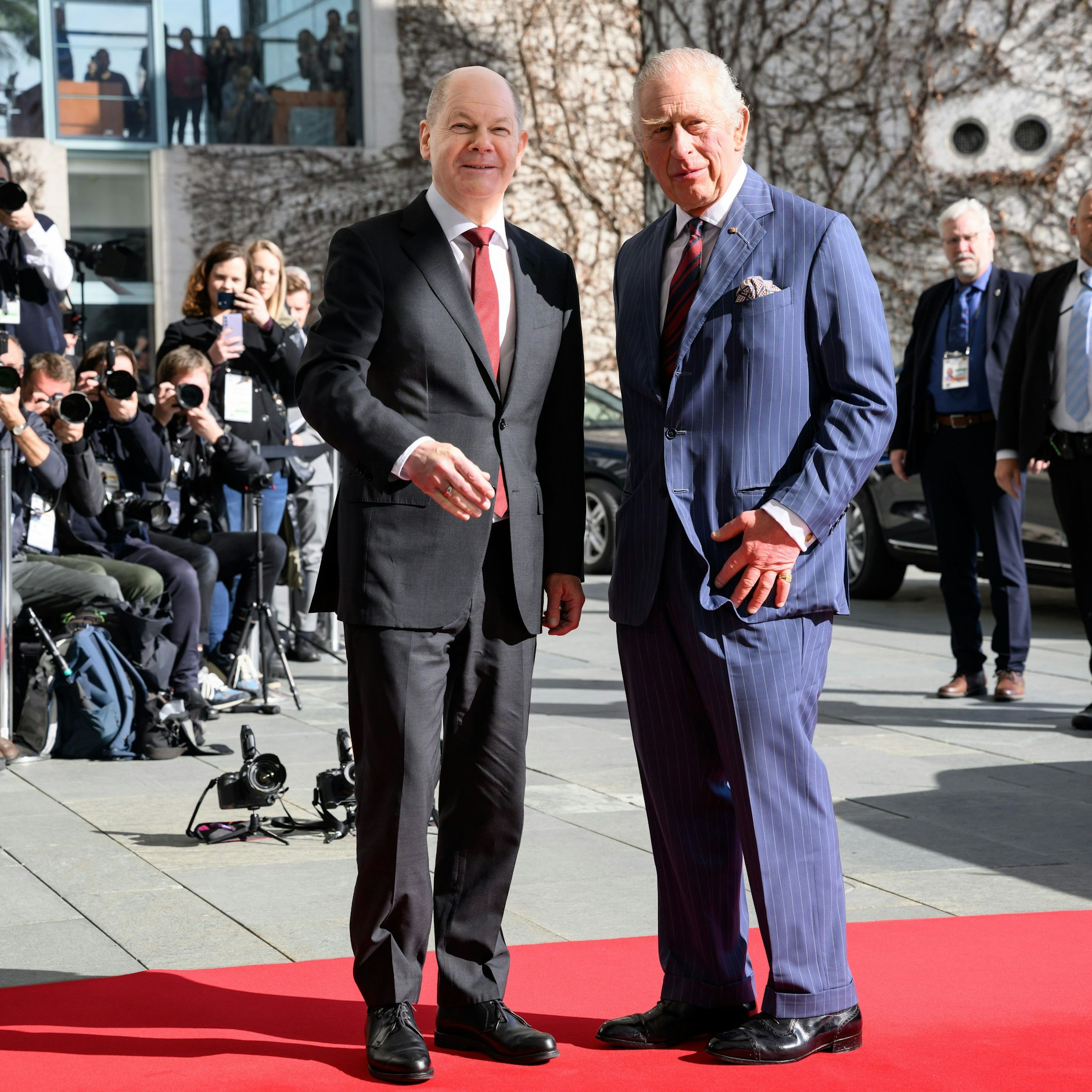 Bundeskanzler Olaf Scholz begrüßt König Charles III. vor dem Bundeskanzleramt zu einem Gespräch.&nbsp;