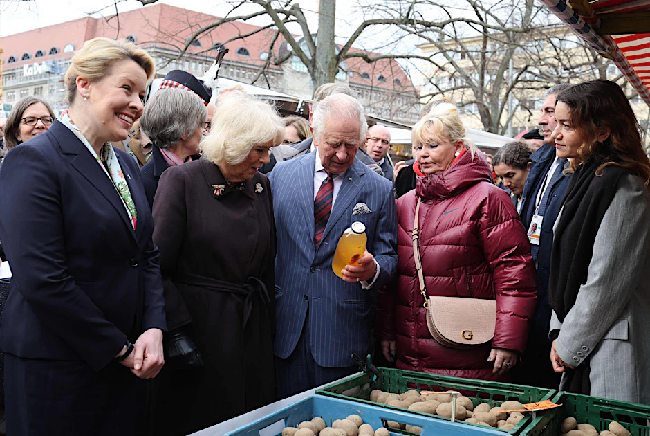 König Charles am Markt am Wittenbergplatz in Berlin.