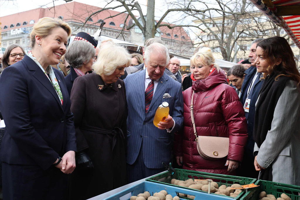 „Wie in der Schule“: Mit König Charles auf dem Wochenmarkt am Wittenbergplatz