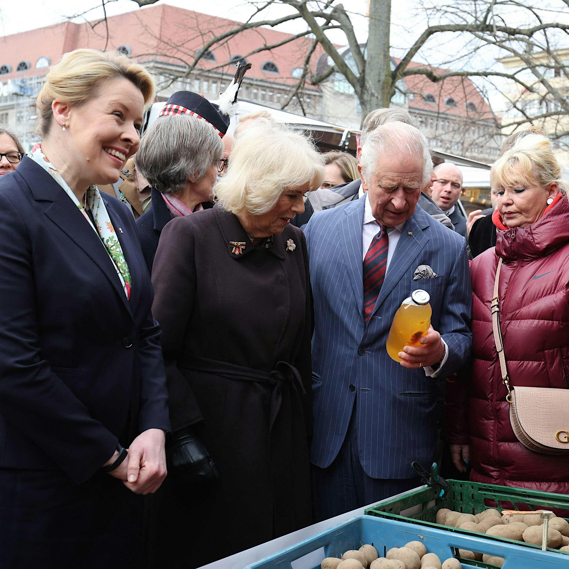 „Wie in der Schule“: Mit König Charles auf dem Wochenmarkt am Wittenbergplatz