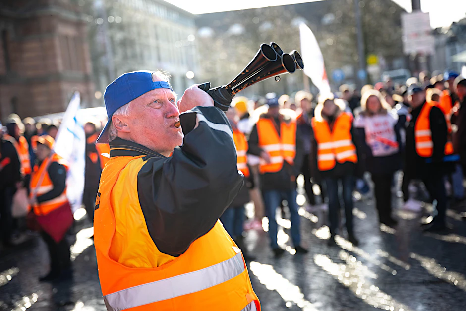 Mit einem großangelegten bundesweiten Warnstreik haben am 27.3. die Gewerkschaften EVG und Verdi weite Teile des öffentlichen Verkehrs lahmgelegt.