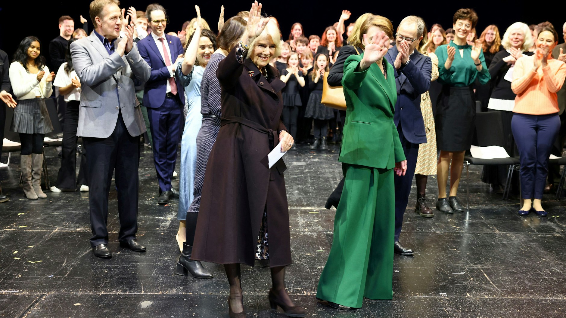 Königsgemahlin Camilla mit Bundespräsidenten-Gattin Elke Büdenbender auf der Bühne der Komischen Oper in Berlin