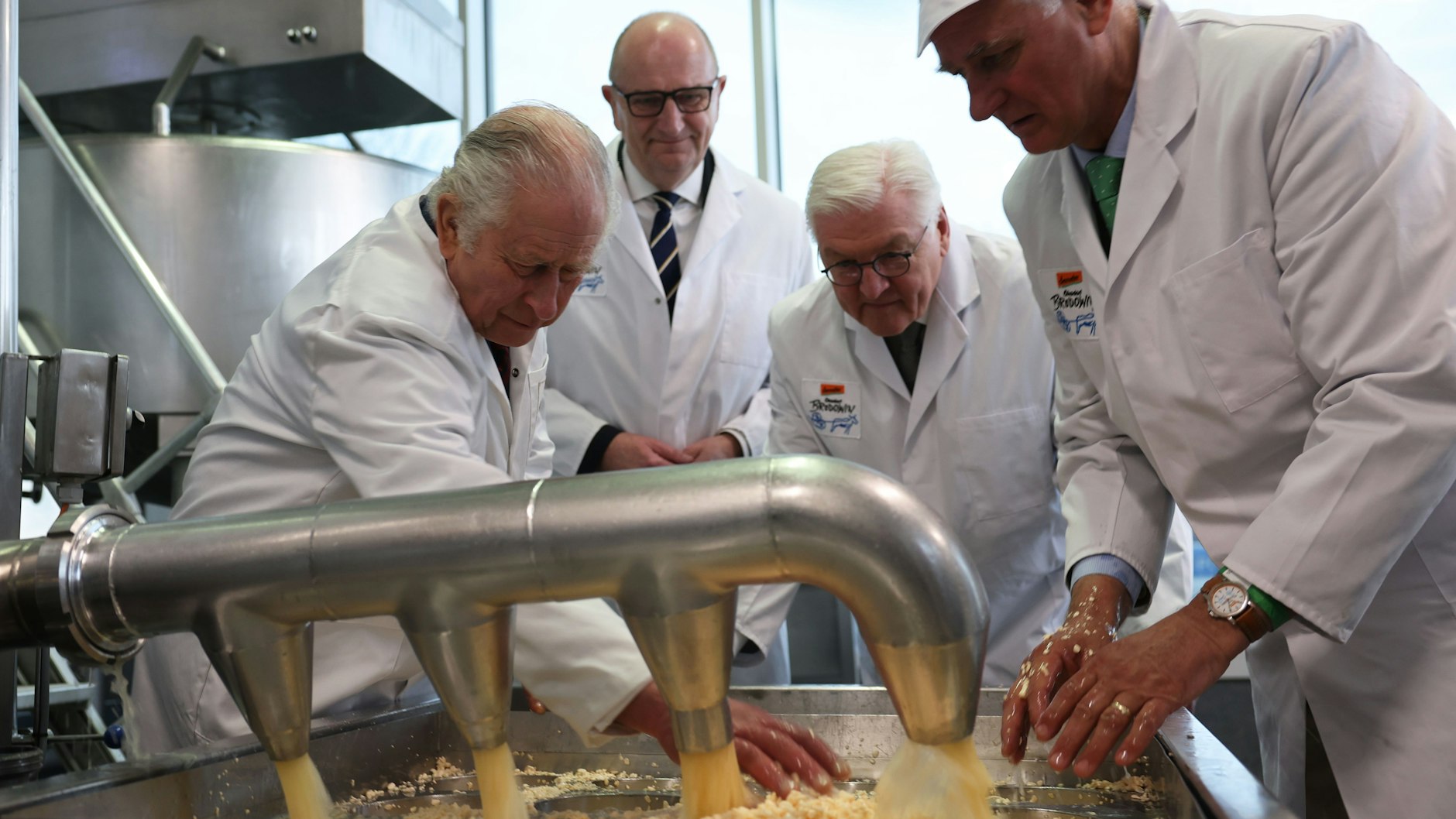 Im Ökodorf Brodowin ist König Charles III. mit Dietmar Woidke und Frank-Walter Steinmeier bei der Käseproduktion.