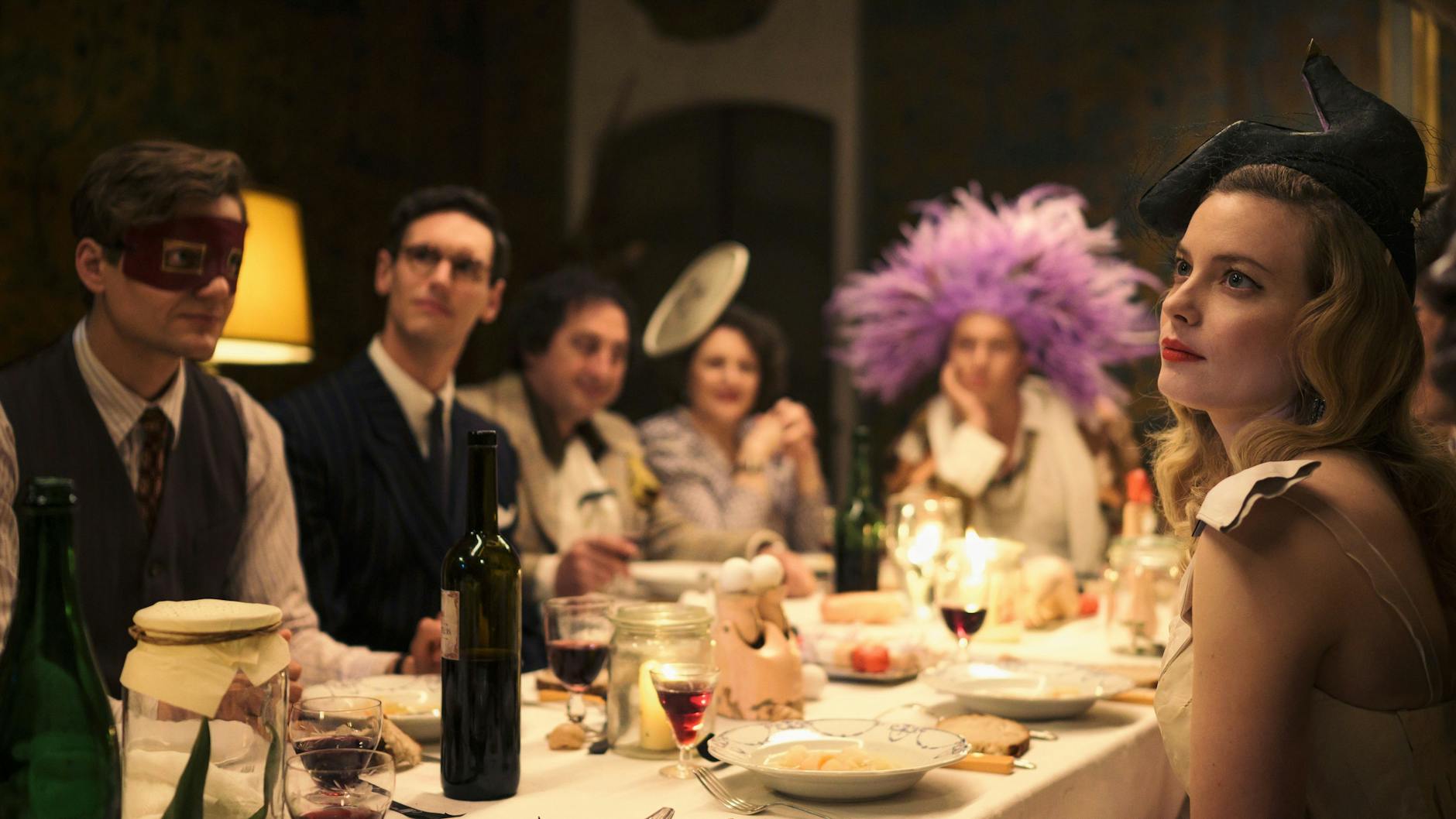 Lucas Englander als Albert Hirschman, Cory Michael Smith als Varian Fry und Gillian Jacobs als Mary Jayne Gold (v.l.) in „Transatlantic“