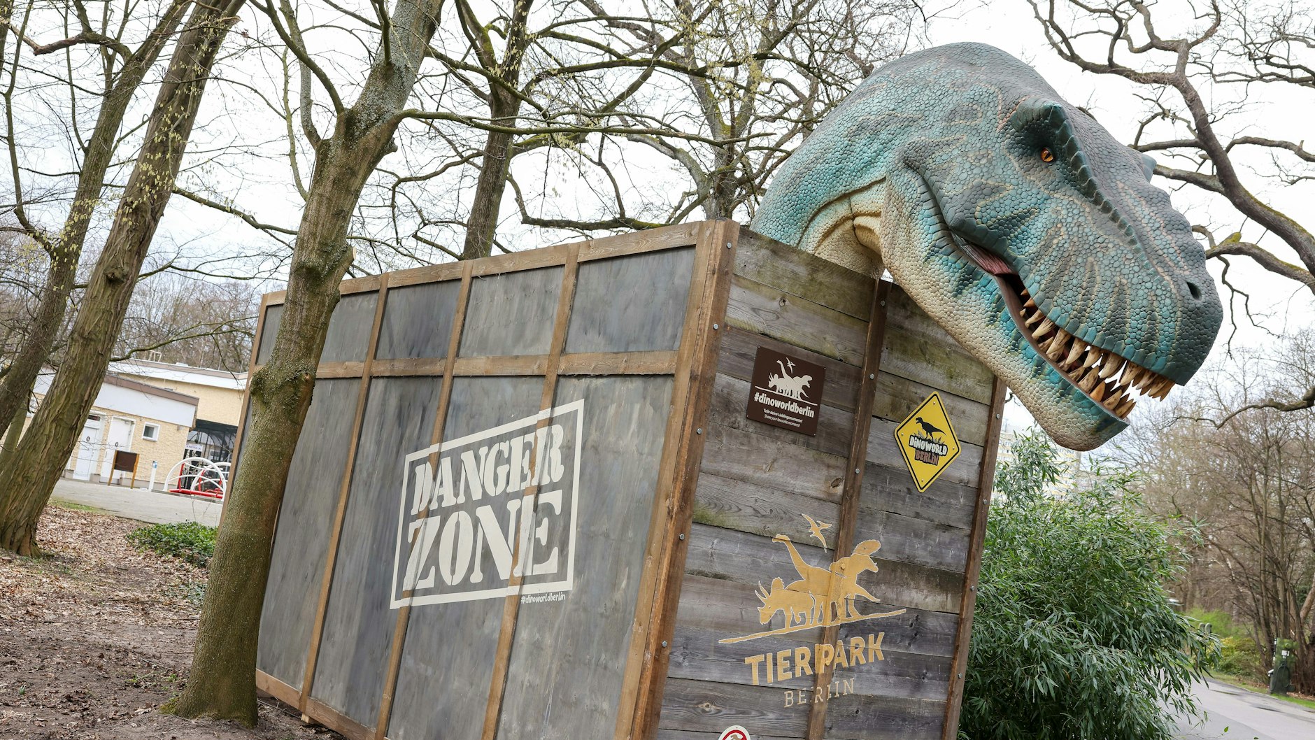 Die Nachbildung eines Tyrannosaurus Rex bei der Eröffnung der Dinoworld Berlin im Tierpark Berlin. Bis Oktober können Besucher im Tierpark Berlin-Friedrichsfelde die Ausstellung mit rund 23 lebensgroßen Dinosauriern besuchen.&nbsp;