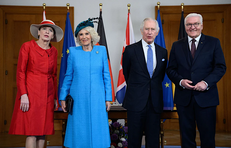 König Charles III. und Königin Camilla stehen mit Bundespräsident Frank-Walter Steinmeier und seiner Frau Elke Büdenbender im Schloss Bellevue.  