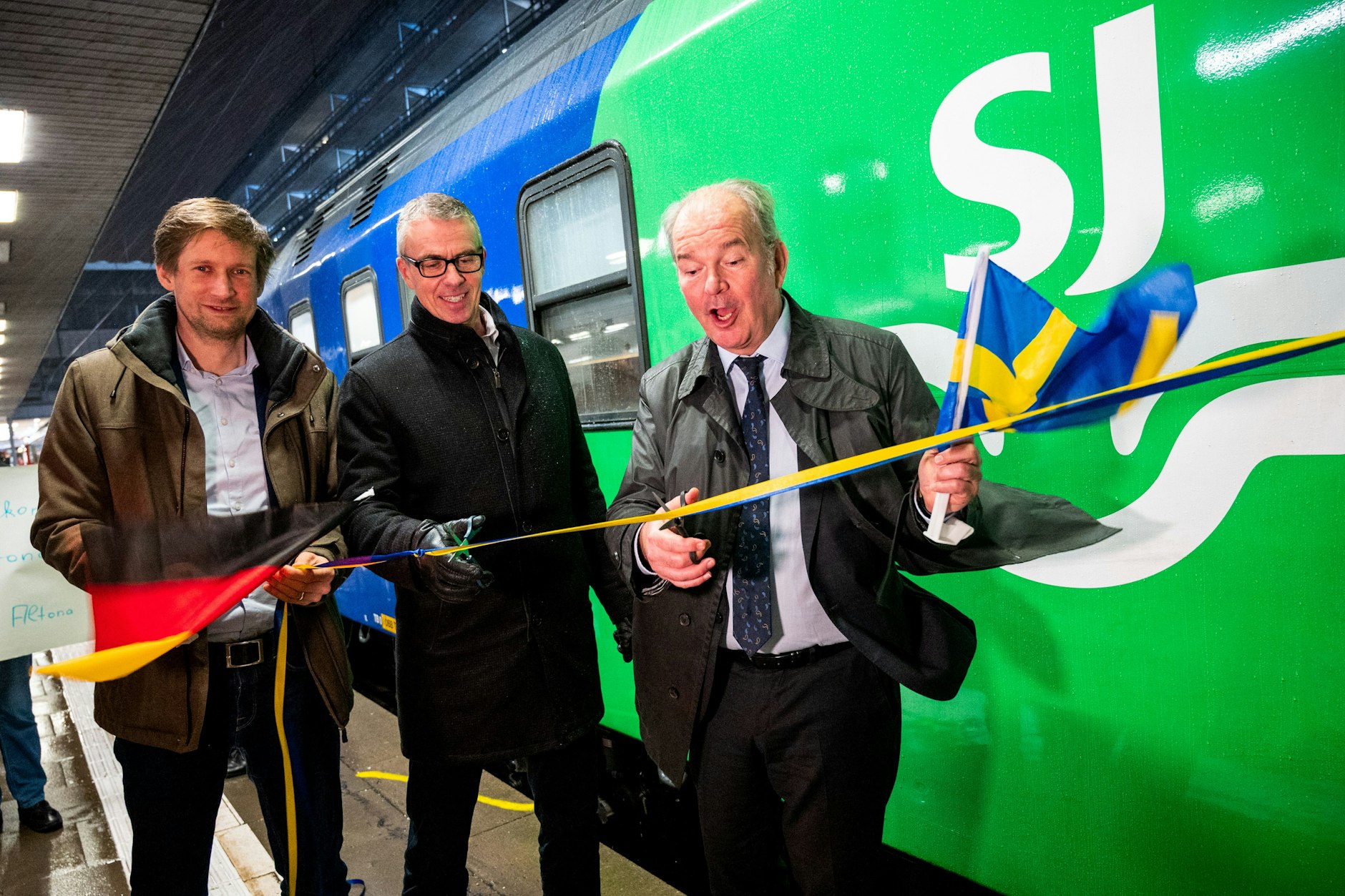 Von Schweden nach Deutschland – und zurück. Im Februar 2023 feiern Martin Bill von der Behörde für Verkehr und Mobilitätswende, Mats Almgren vom Betreiber SJ und der schwedische Botschafter Per Thöresson den Euronight in Hamburg. Ab Sonnabend startet der Stockholm-Zug in Berlin.