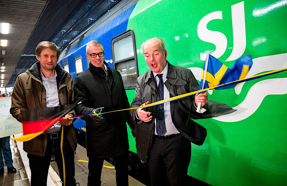 Von Schweden nach Deutschland – und zurück. Im Februar 2023 feiern Martin Bill von der Behörde für Verkehr und Mobilitätswende, Mats Almgren vom Betreiber SJ und der schwedische Botschafter Per Thöresson den Euronight in Hamburg. Ab Sonnabend startet der Stockholm-Zug in Berlin.