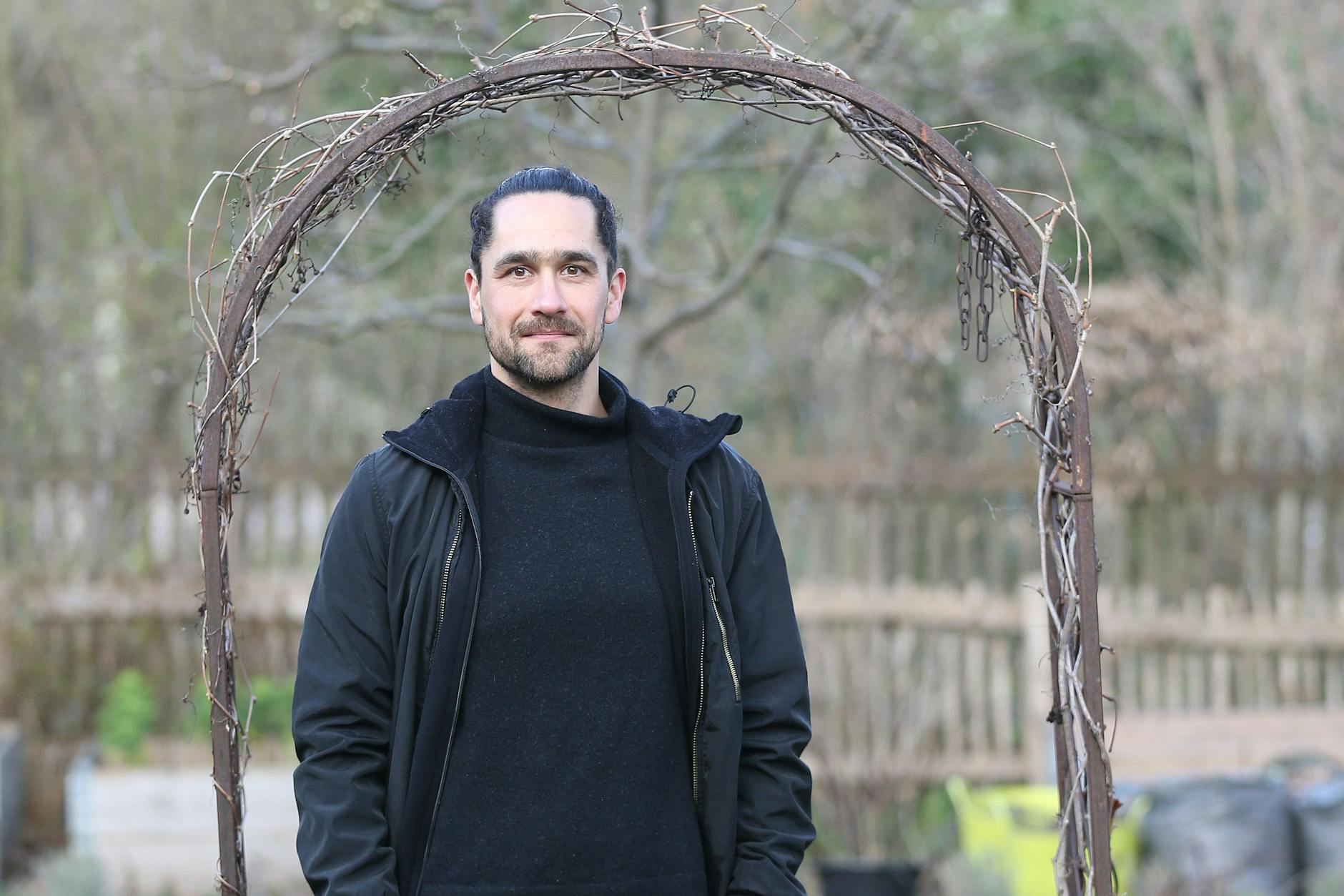 Pablo Metz (42) ist Co-Founder von „Meine Erde“ und einer der Initiatoren der Reerdigung in Europa.