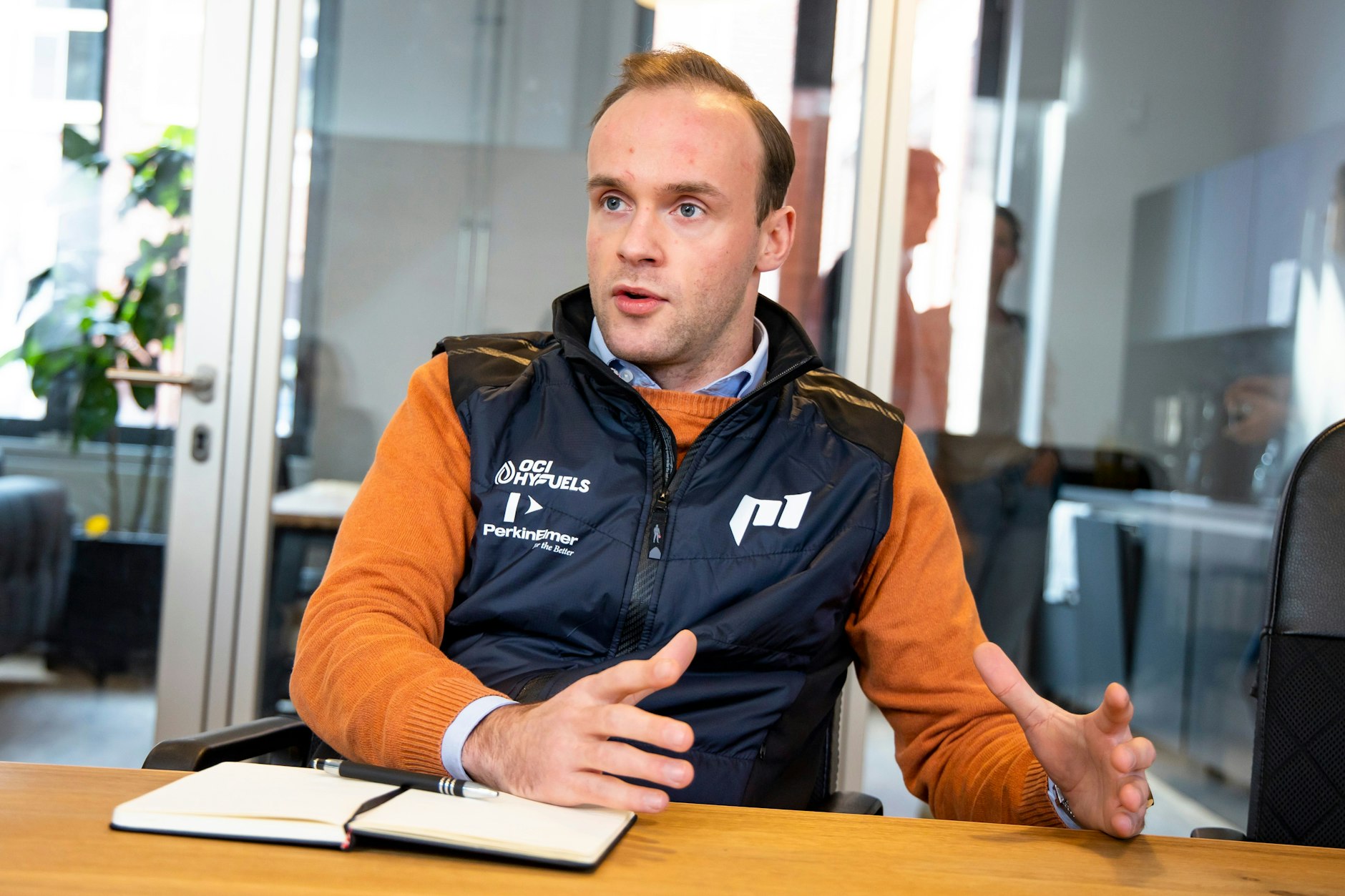 Sales Manager von P1 Performance Fuels Benjamin Cuyt im Gespräch mit der Berliner Zeitung