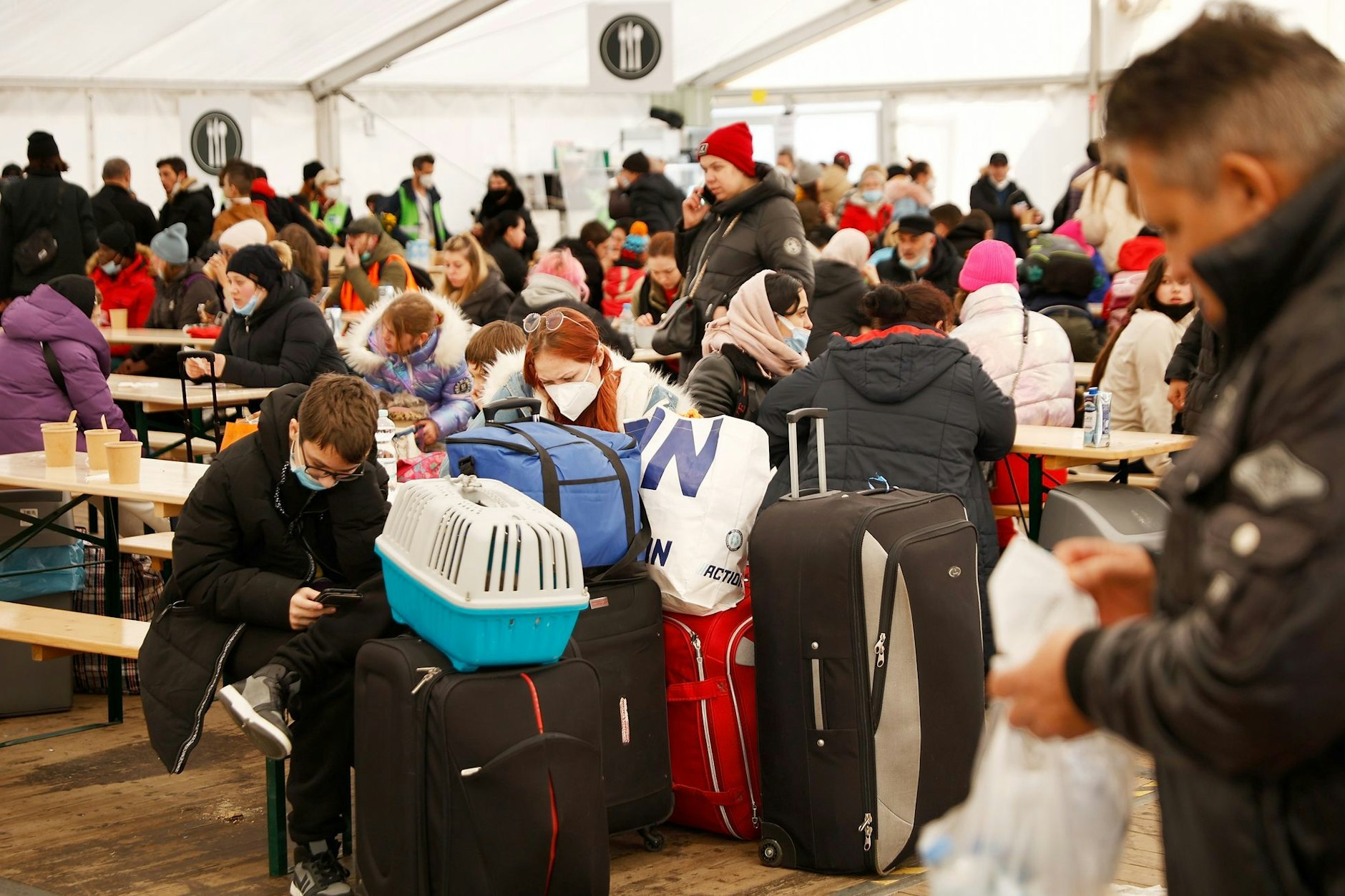 Mitte März 2022: Ukrainische Flüchtlinge in einem Zelt am Berliner Hauptbahnhof. Hunderttausende kamen in Berlin an, wurden meist in andere Bundesländer vermittelt, Rund 60.000 blieben in Berlin
