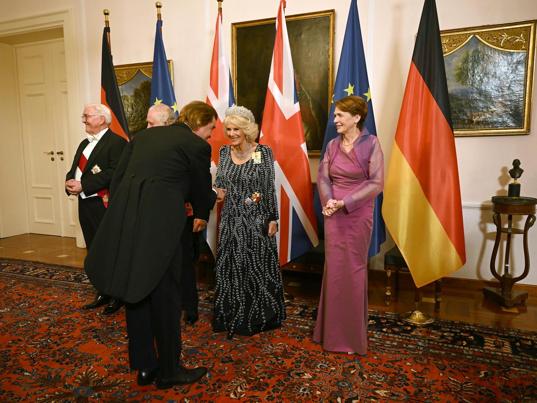 Nach dem Posieren für die Fotografen schüttelte Campino die Hand von Königsgemahlin Camilla.