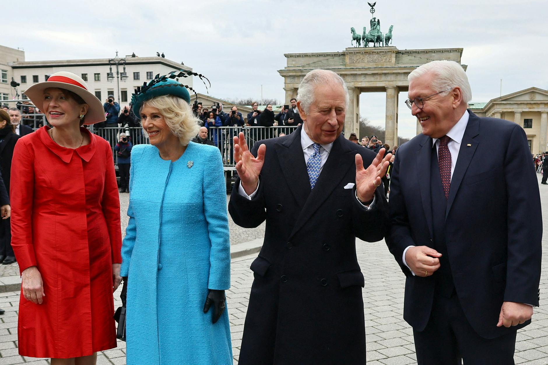 König Charles III und Queen Consort Camilla werden vom Bundespräsidenten Frank-Walter Steinmeier und seiner Frau Elke Büdenbender am Brandenburg Tor empfangen.