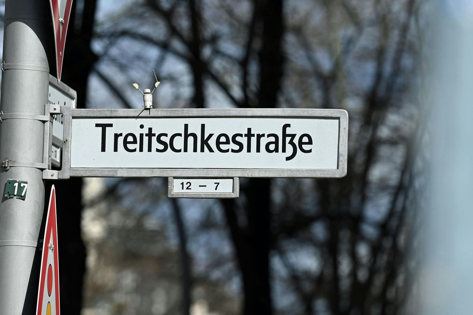 Das Straßenschild der Treitschkestraße in Steglitz-Zehlendorf: Die Straße wird ab Oktober 2025 nach Betty Katz benannt.
