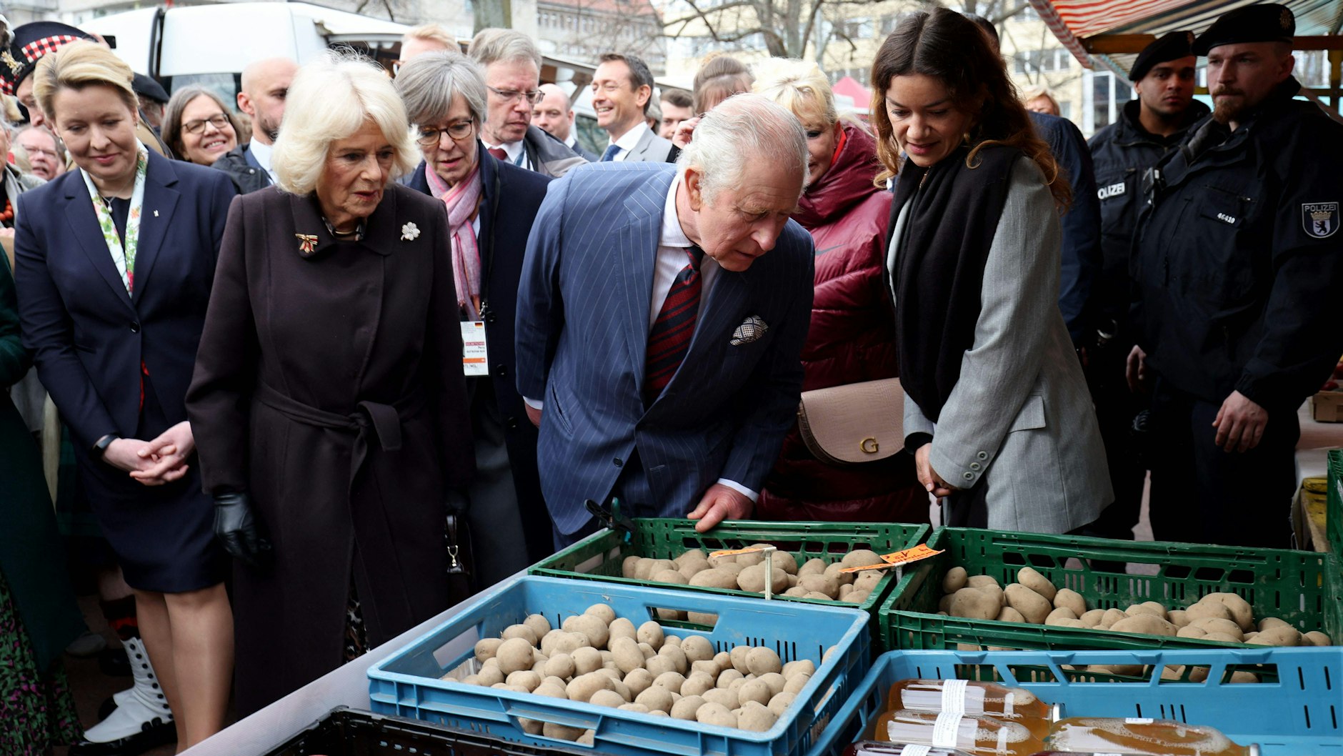 Charles begutachtet Kartoffeln aus der Mark Brandenburg. Als einstiger Besitzer eines Bio-Bauernhofes kennt er sich aus.