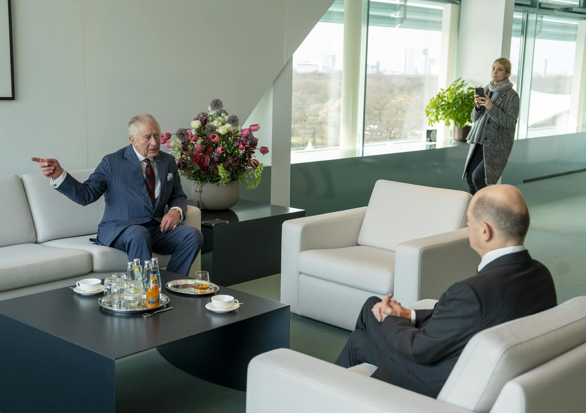 König Charles III. (l) bei einem Gespräch mit Bundeskanzler Olaf Scholz (SPD), bei seinem Besuch im Bundeskanzleramt im Rahmen seines Staatsbesuchs in Deutschland.