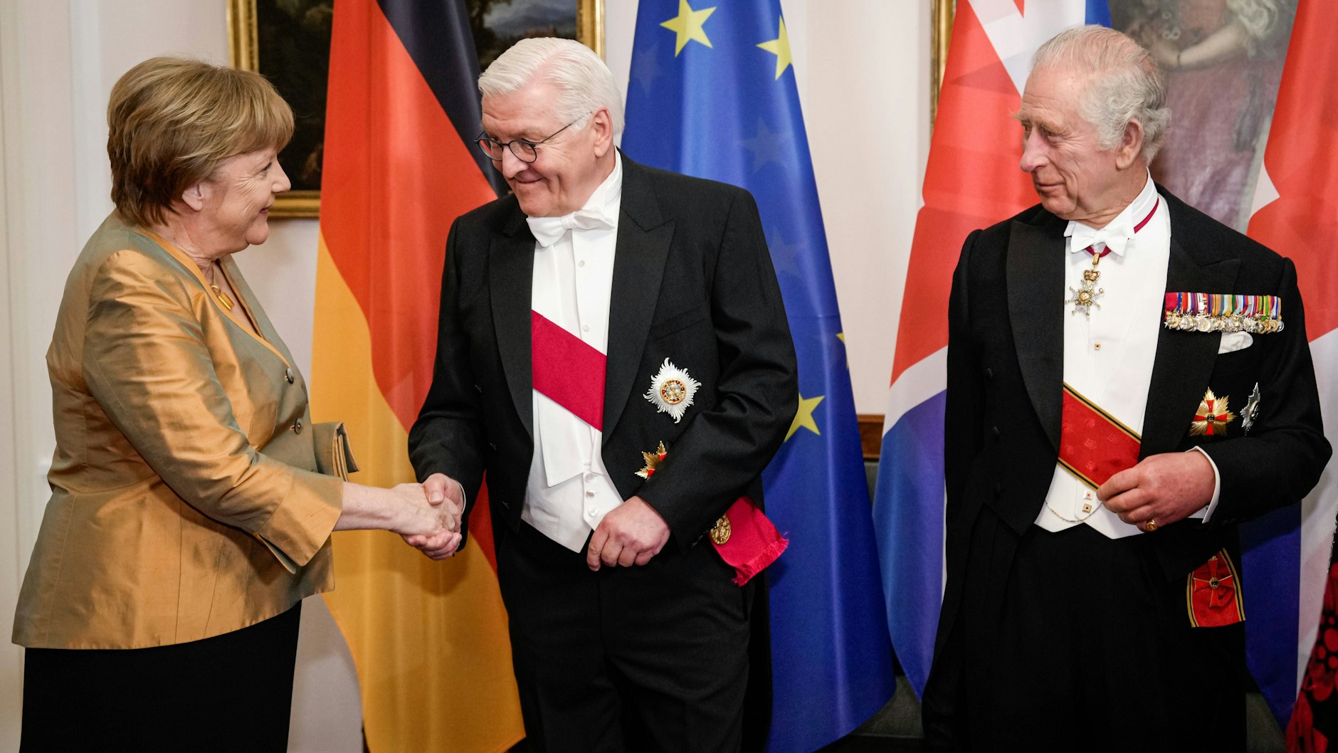 Angela Merkel begrüßte erst Bundespräsident Frank-Walter Steinmeier, bevor sie Charles die Hand schüttelte.