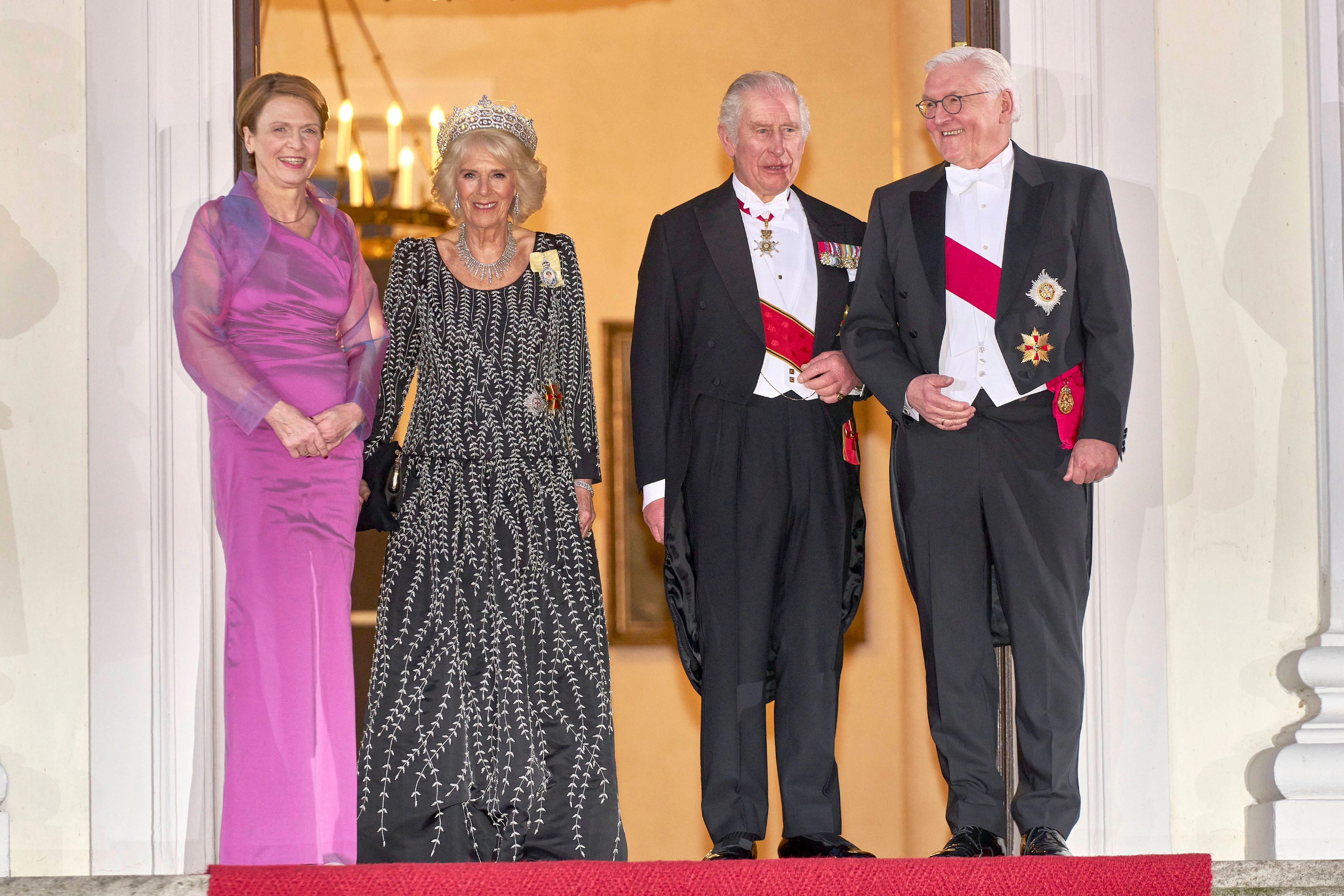 Changierend wie ein Rosenkäfer: Das Organza-Bolerojäckchen hätte sich unsere First Lady sparen sollen.