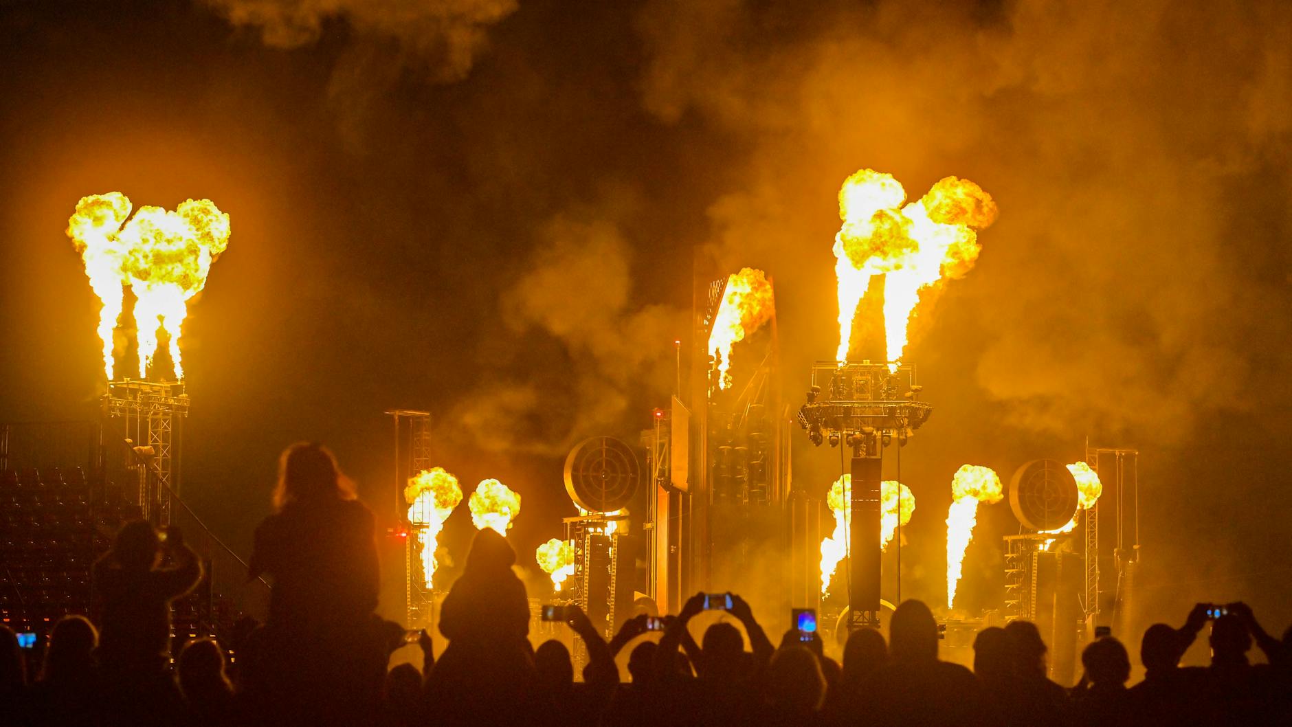 Blinde Fans können die spektakulären Effekte bei den Konzerten von Rammstein nicht sehen. Deshalb lädt die Band um Frontmann Till Lindemann sie auf die Bühne ein.