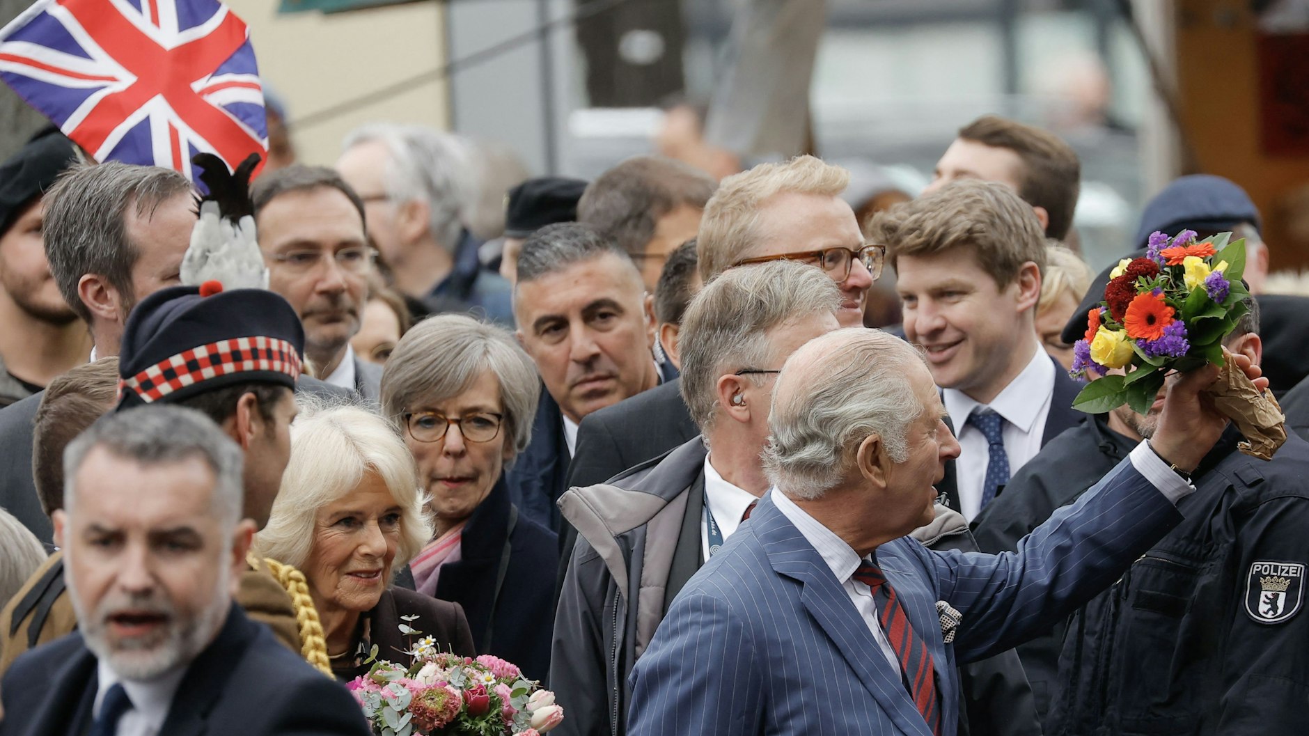 Charles und Camilla suchen auf dem Wochenmarkt das Gespräch mit den Berlinern, erhalten Geschenke.