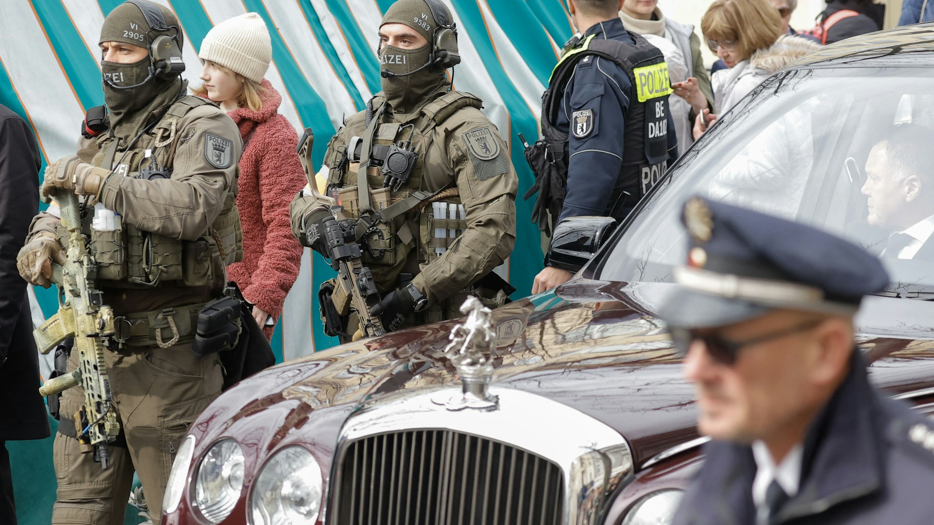 Scharf bewacht wurde der Bentley, während Charles und Camilla über den Markt gingen.