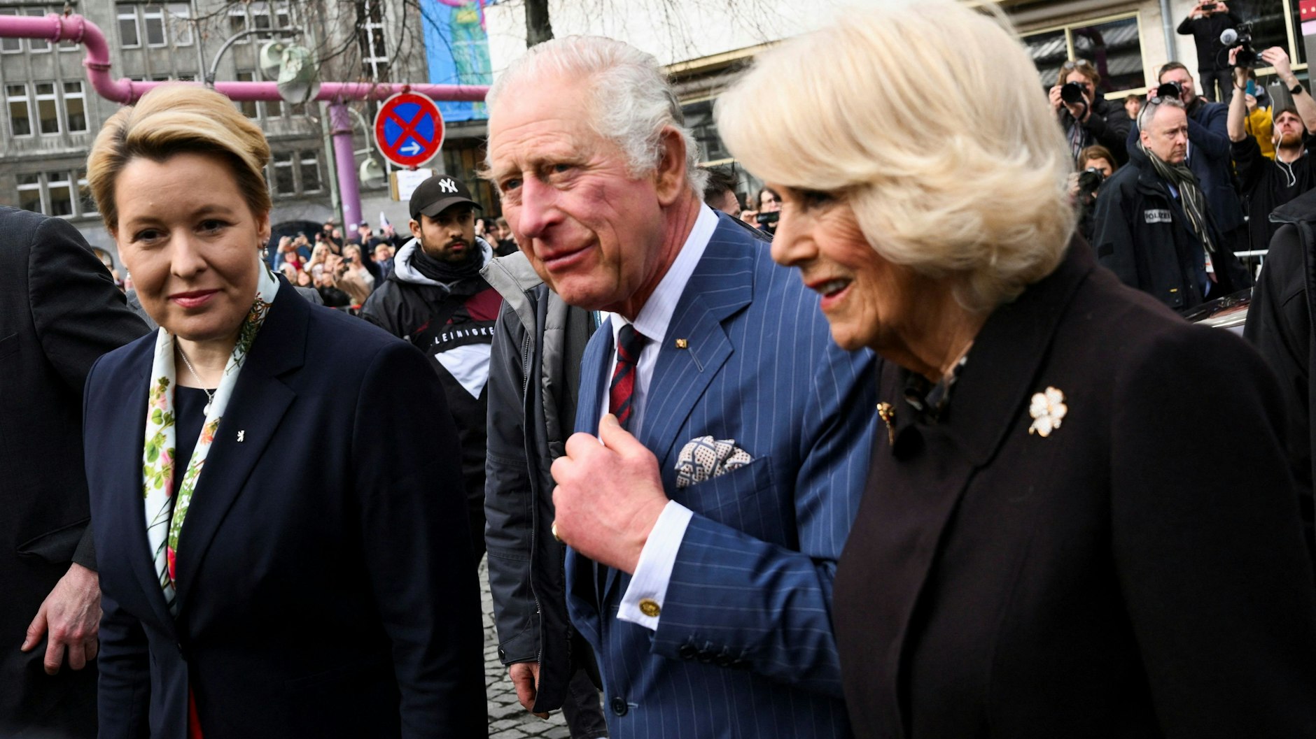 König Charles III., Camilla und Franziska Giffey sind auf dem Wochenmarkt am Wittenbergplatz: Nach Kontrollen sind auf dem Markt sogar Besucher gelassen worden, bevor die Royals eintrafen.