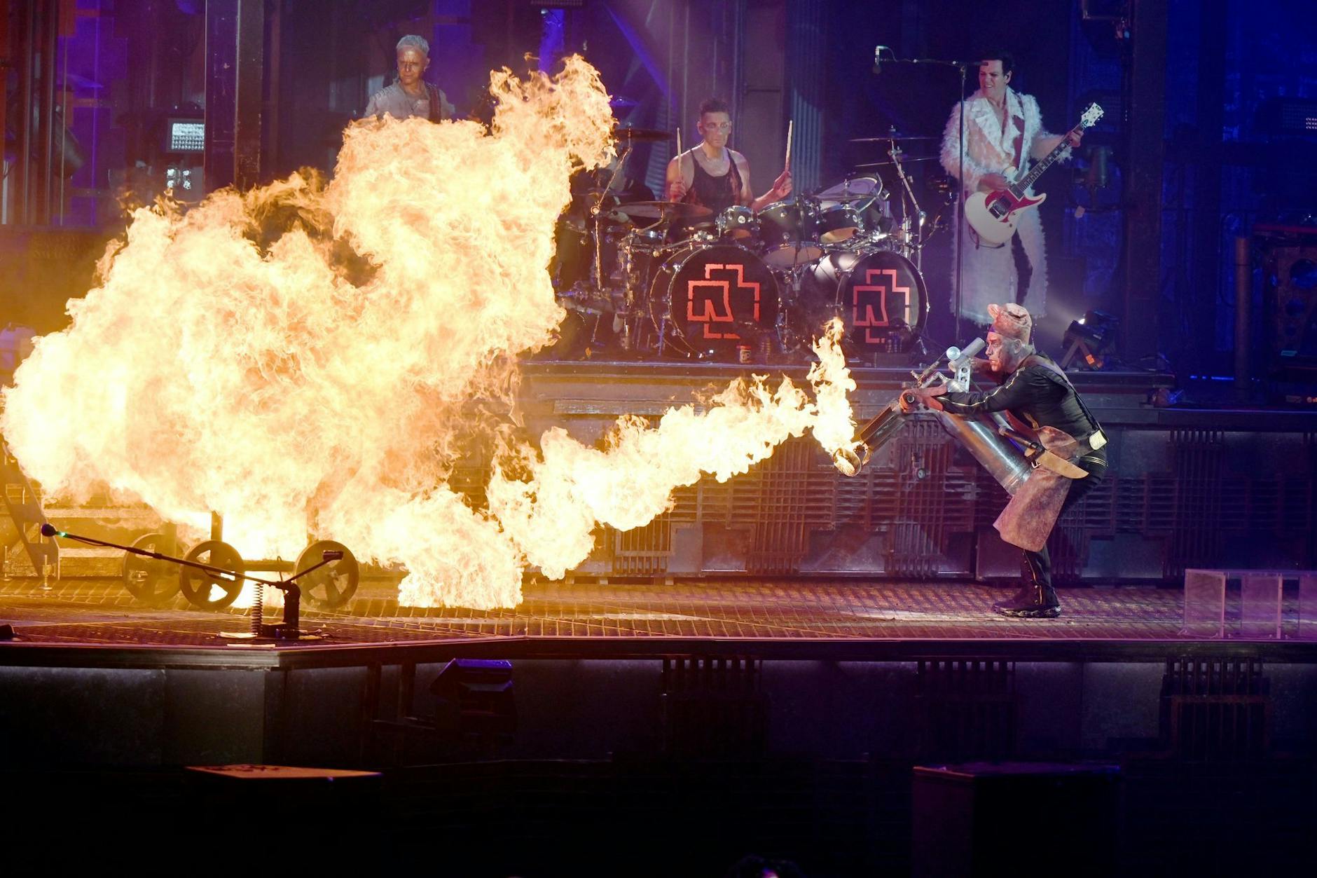 Till Lindemann mit einem Flammenwerfer beim Rammstein-Konzert. Die Spezialeffekte spielen eine wichtige Rolle bei den Shows der Band.