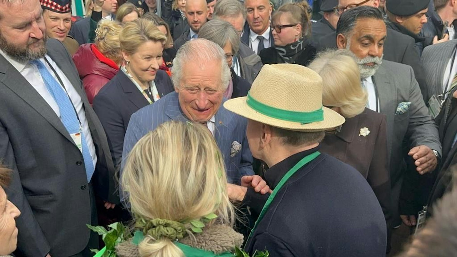 Am Donnerstagvormittag besuchen König Charles III. und Camilla den Bio-Markt am Wittenbergplatz gegenüber vom KaDeWe. Zusammen mit der Regierenden Bürgermeister Franziska Giffey kommt das Königspaar mit den Markthändlern ins Gespräch - hier mit dem Berliner Bärlauch-Bauer Axel Kaiser (Mann mit Hut).