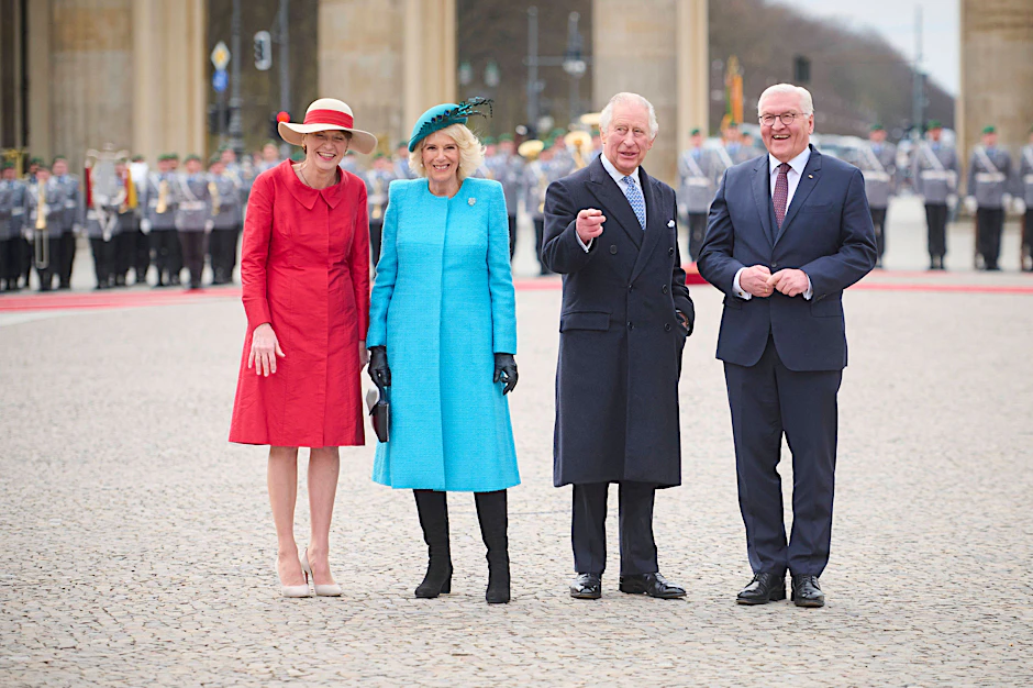 Auf dem Weg zum Wannsee? Was anderes lässt Büdenbenders Sommerhütchen kaum vermuten. Chapeau dagegen für ihre hell bestrumpften Beine in Pumps.