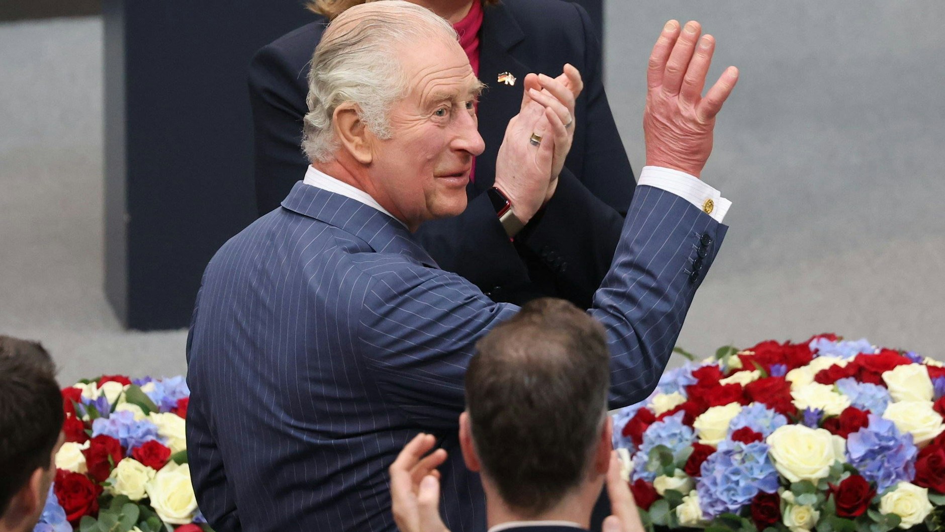 König Charles III. verlässt den Bundestag: In seiner Rede hatte&nbsp; er auch über die Gemeinsamkeiten der Deutschen und Briten gesprochen und sorgte mit feinsten britischen Humor für Lacher im Parlament.&nbsp;