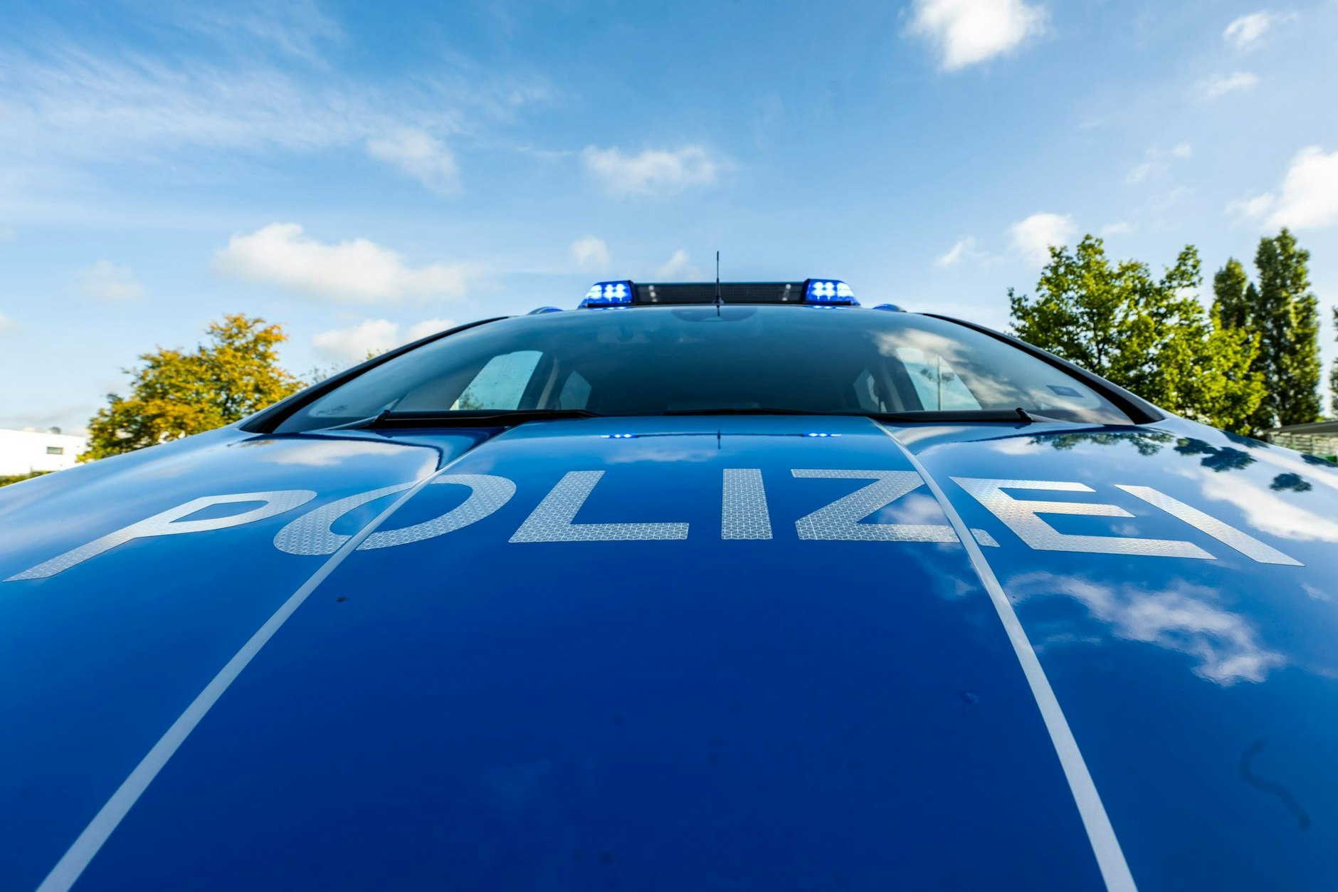 ILLUSTRATION - Auf der Motorhaube eines Streifenwagens steht der Schriftzug «Polizei».  