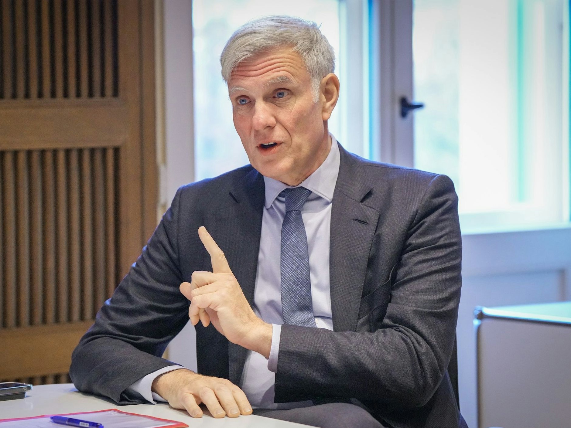 Wirtschaftssenator Stephan Schwarz (parteilos) zeigt, wohin es mit der Berliner Wirtschaft geht: Aufwärts.