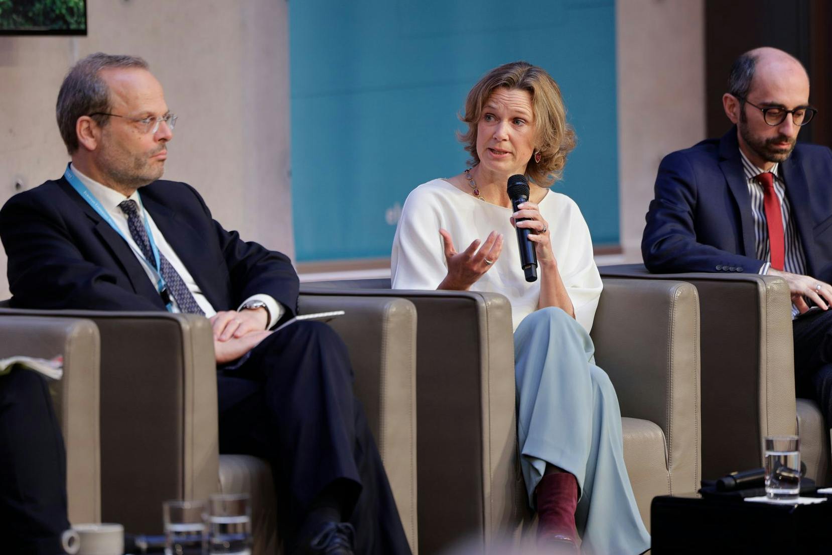 Felix Klein (l.), Antisemitismusbeauftragter der Bundesregierung, während einer Podiumsdiskussion