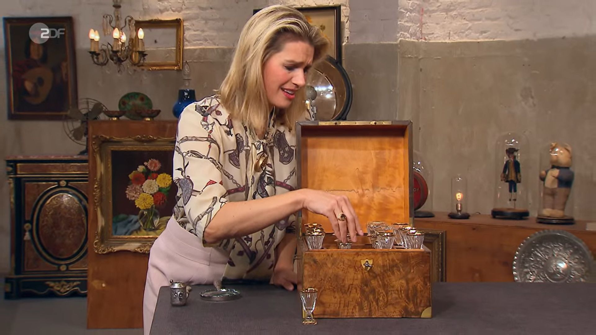 Image - Eine mobile Bar bei „Bares für Rares“ lässt die Kasse klingeln! DARUM ist diese Holzkiste so viel Geld wert