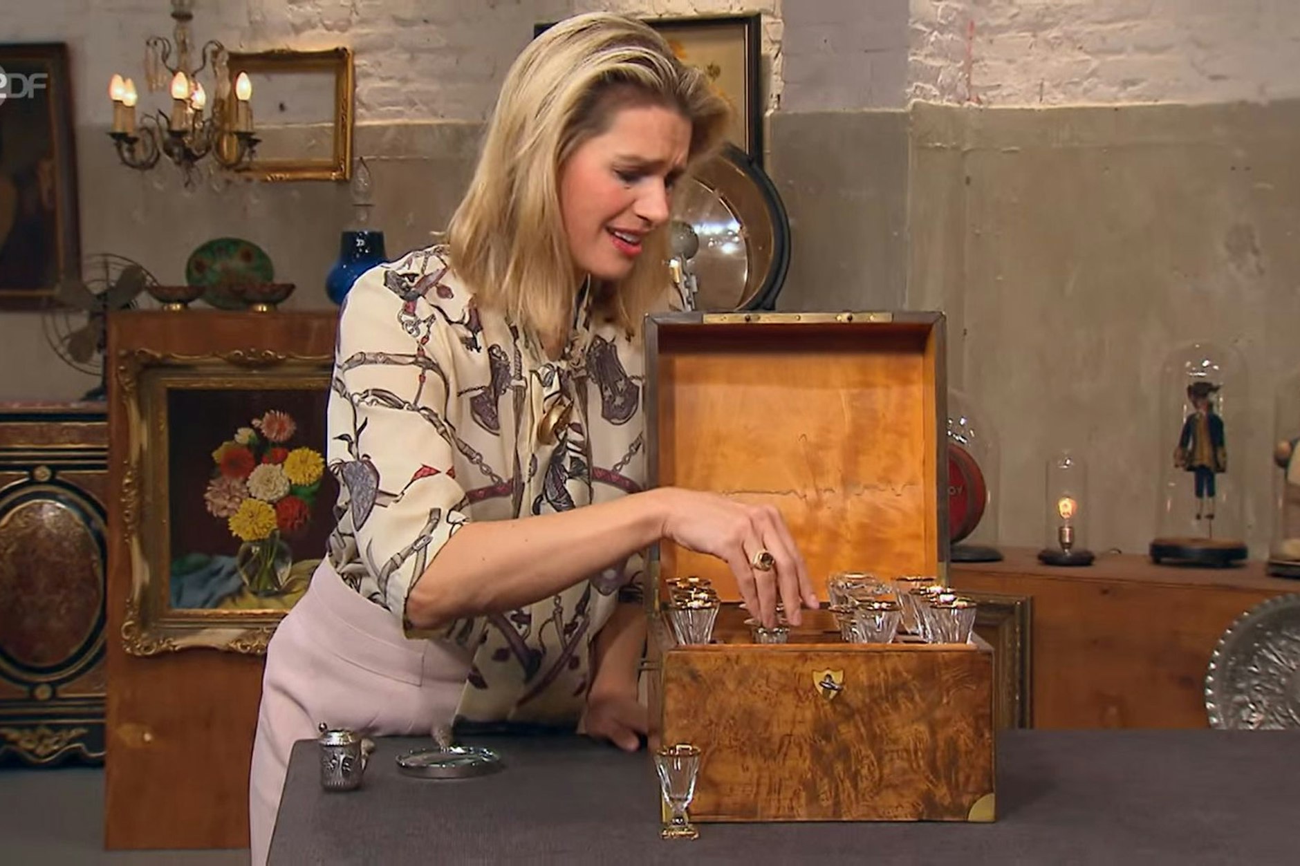 „Bares für Rares“-Expertin Dr. Bianca Berding sucht nach ein wenig Likör in der mobilen Bar – leider alles leer!