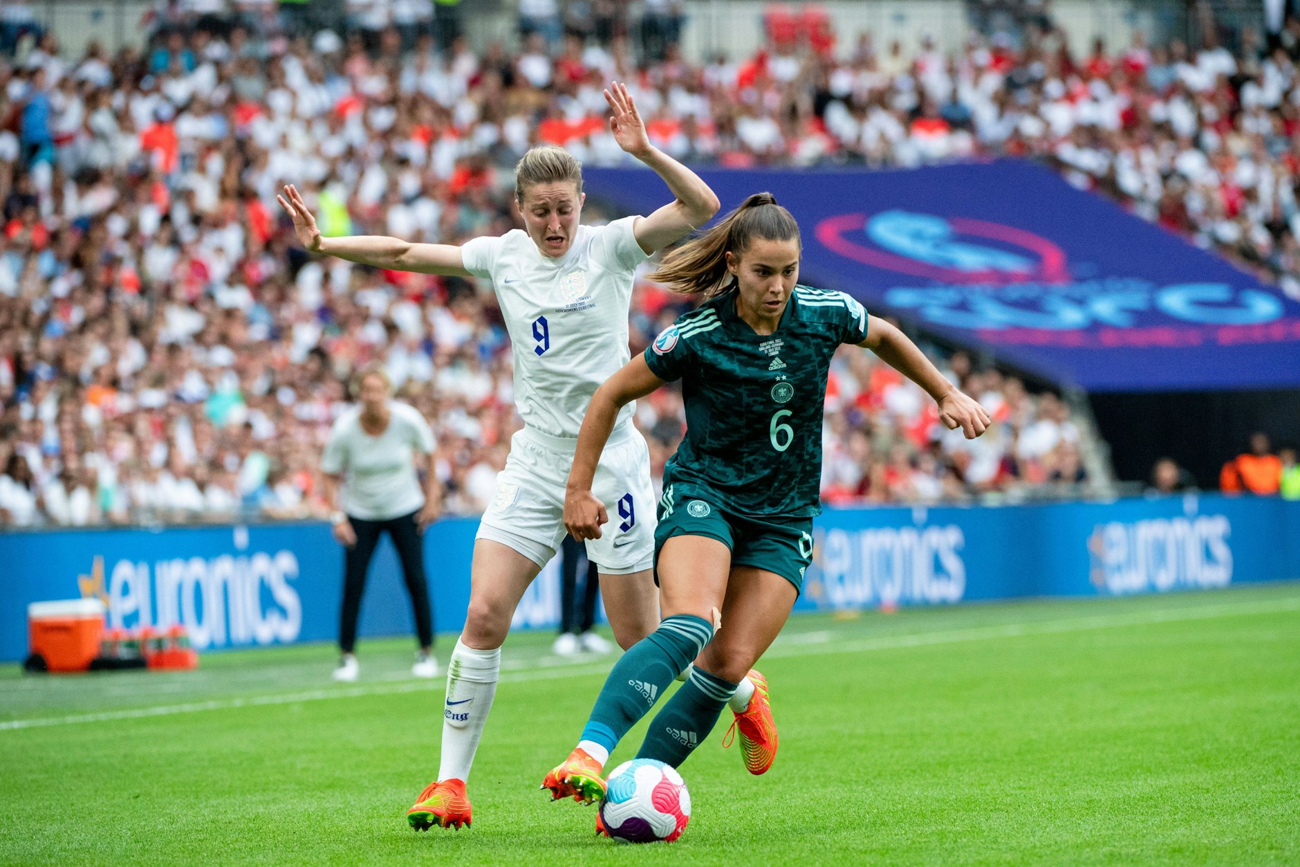 Deutschlands Lena Oberdorf im EM-Finale (1:2 n.V.) gegen die Engländerin Ellen White. Knapp 18 Millionen Fans schauten das Endspiel im Sommer im TV. Die WM in vier Monaten will bisher kein Sender übertragen. 
