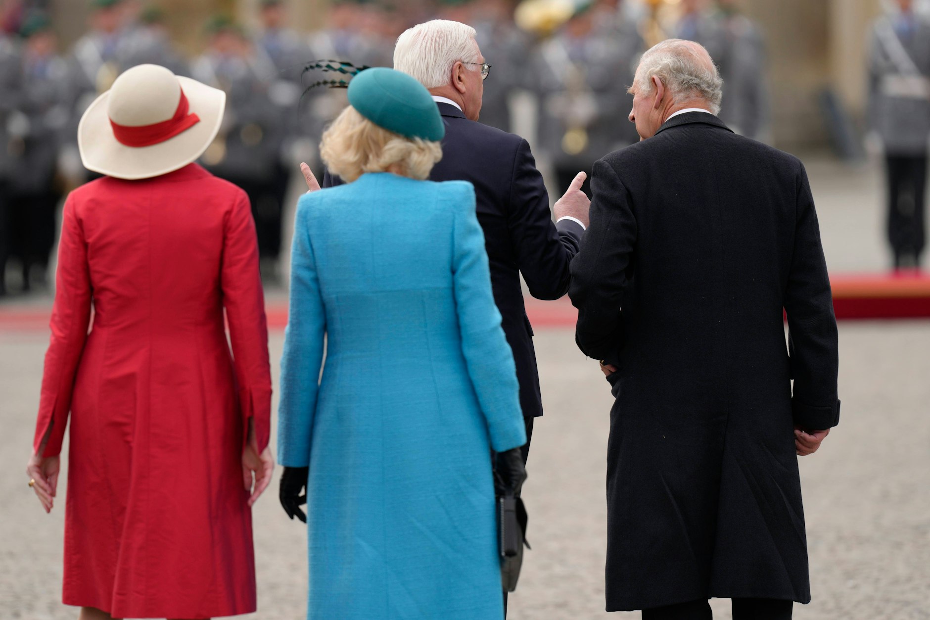 Auch die Rückenansicht spricht Bände: Camilla dank Wollbouclé im Schulterbereich völlig faltenfrei, Büdenbenders roter Seidenmantel sitzt nur halb so gut.