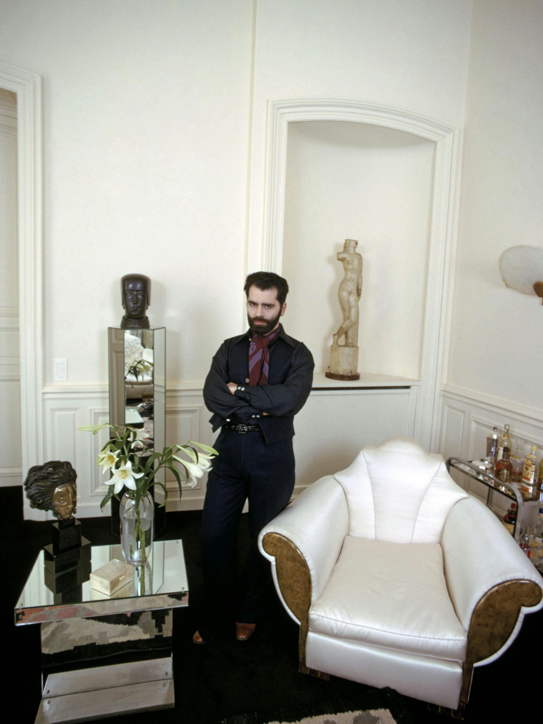 Der junge Lagerfeld 1975 in seinem Pariser Apartment am Quai Voltaire.