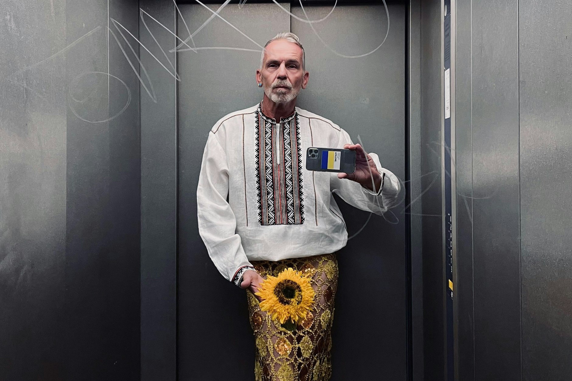 Frank Wilde in einer ukrainischen Tracht im Fahrstuhl des Miethauses, in dem er lebt