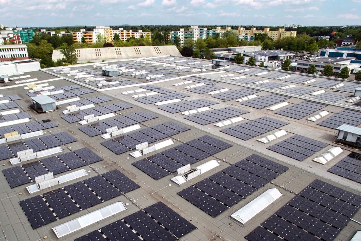 Berlin setzt auf dem Weg zur Klimaneutralität auf die verstärkte Nutzung der Sonnenenergie. Im Bild eine Anlage in Marienfelde.