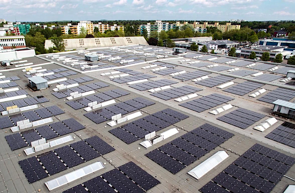Berlin setzt auf dem Weg zur Klimaneutralität auf die verstärkte Nutzung der Sonnenenergie. Im Bild eine Anlage in Marienfelde.