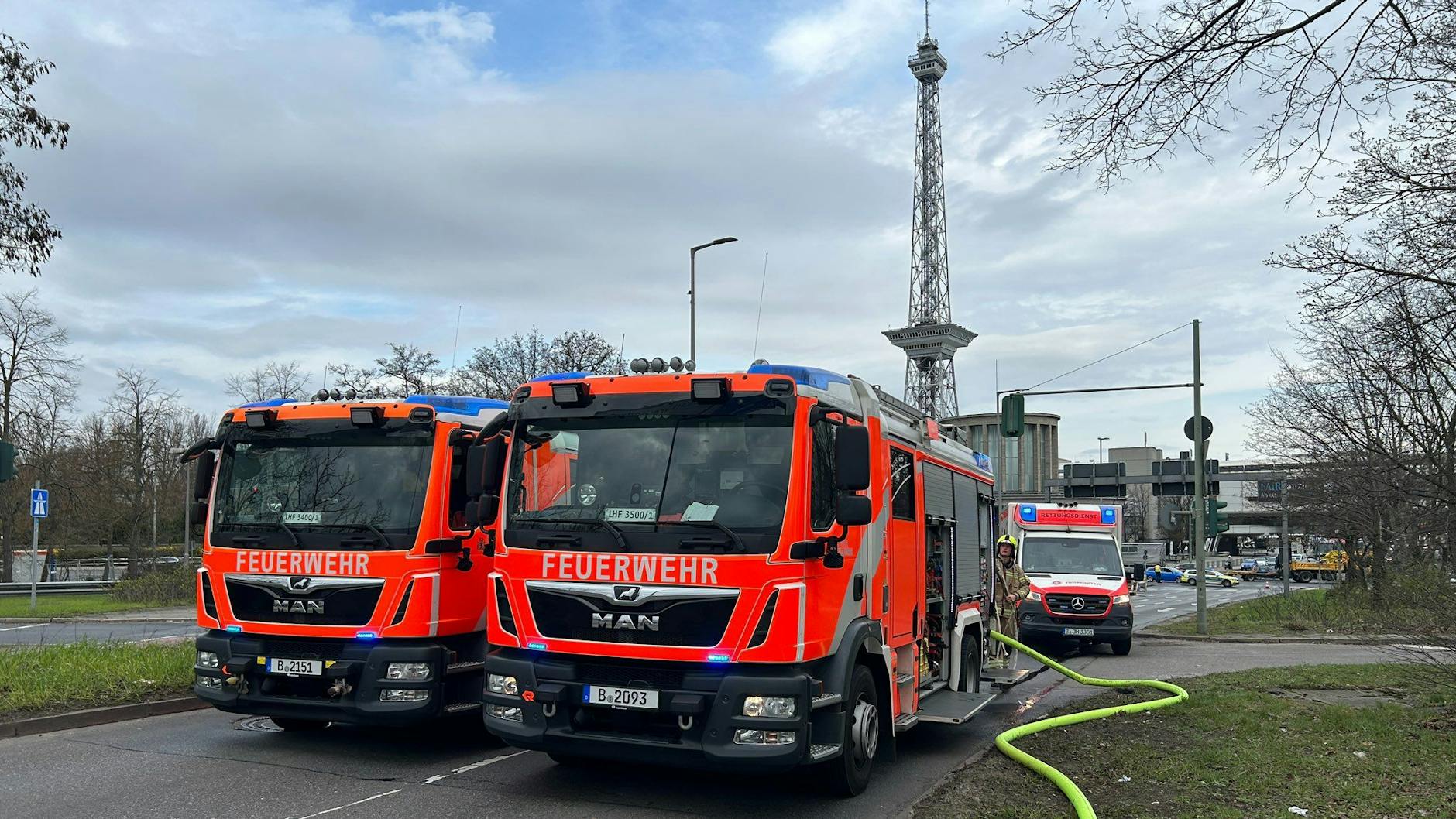Das Löschwasser musste vom Messedamm herangeschafft werden, weil es auf der Autobahn keine Hydranten gibt und der Wasservorrat im Löschfahrzeug dort nicht ausreichte.