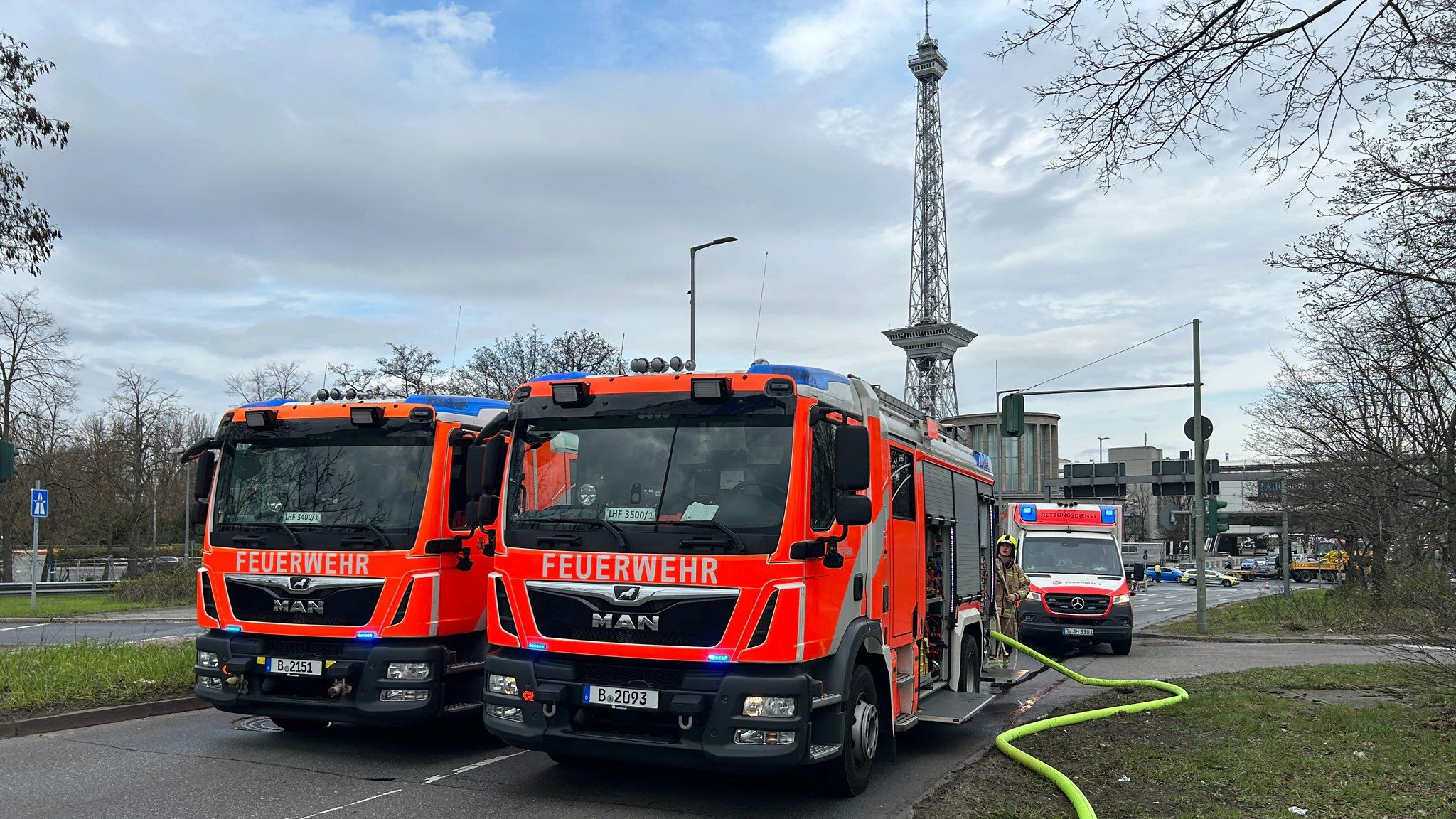Das Löschwasser musste vom Messedamm herangeschafft werden, weil es auf der Autobahn keine Hydranten gibt und der Wasservorrat im Löschfahrzeug dort nicht ausreichte.