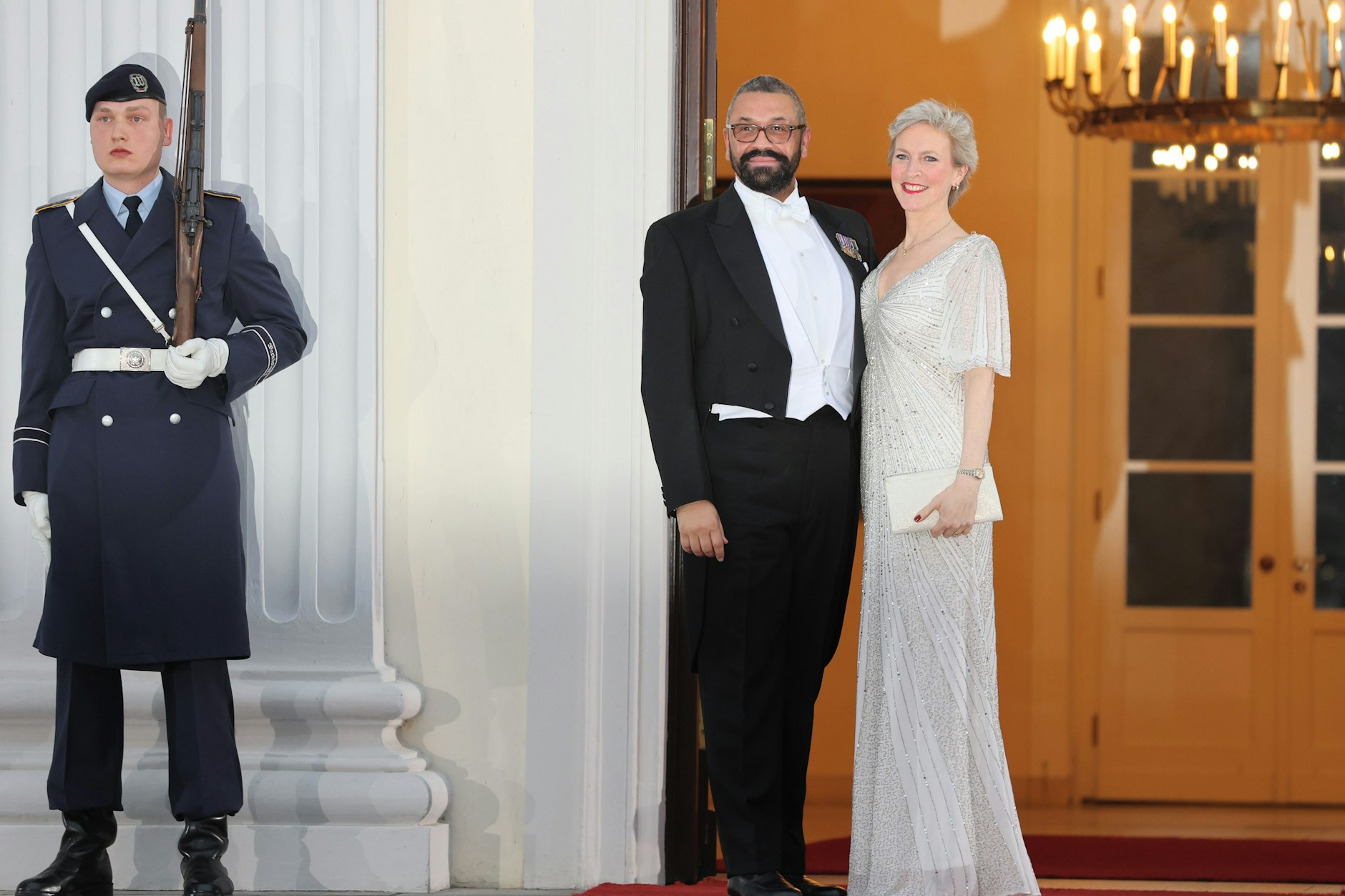 Sogar James Cleverly, Außenminister von Großbritannien, und seine Frau Susannah Janet Temple Cleverly kamen extra nach Berlin.