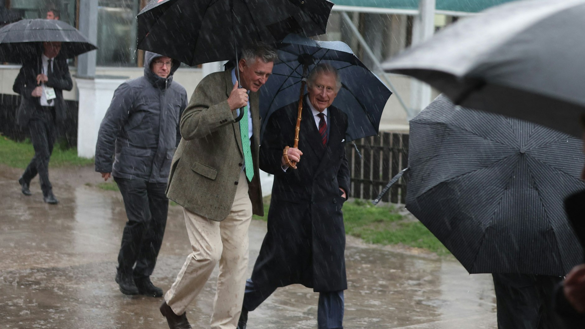 Es donnert, es blitzt, es regnet „cats and dogs“ im Ökodorf Brodowin. Zum Glück ist Charles gut beschirmt.