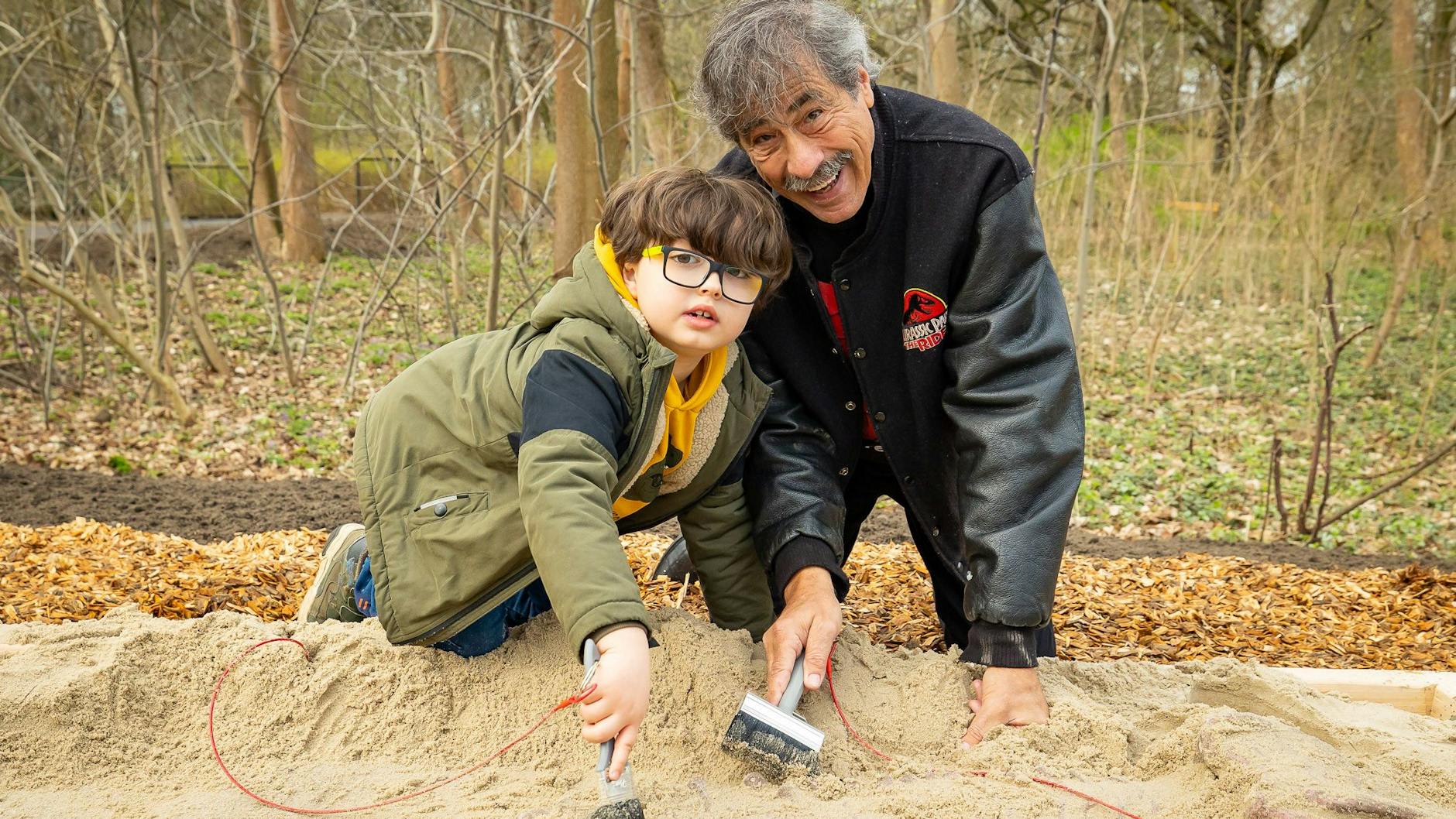 Dino-Fan Max und Dino-Experte Don Lessem an der Ausgrabungsstelle.