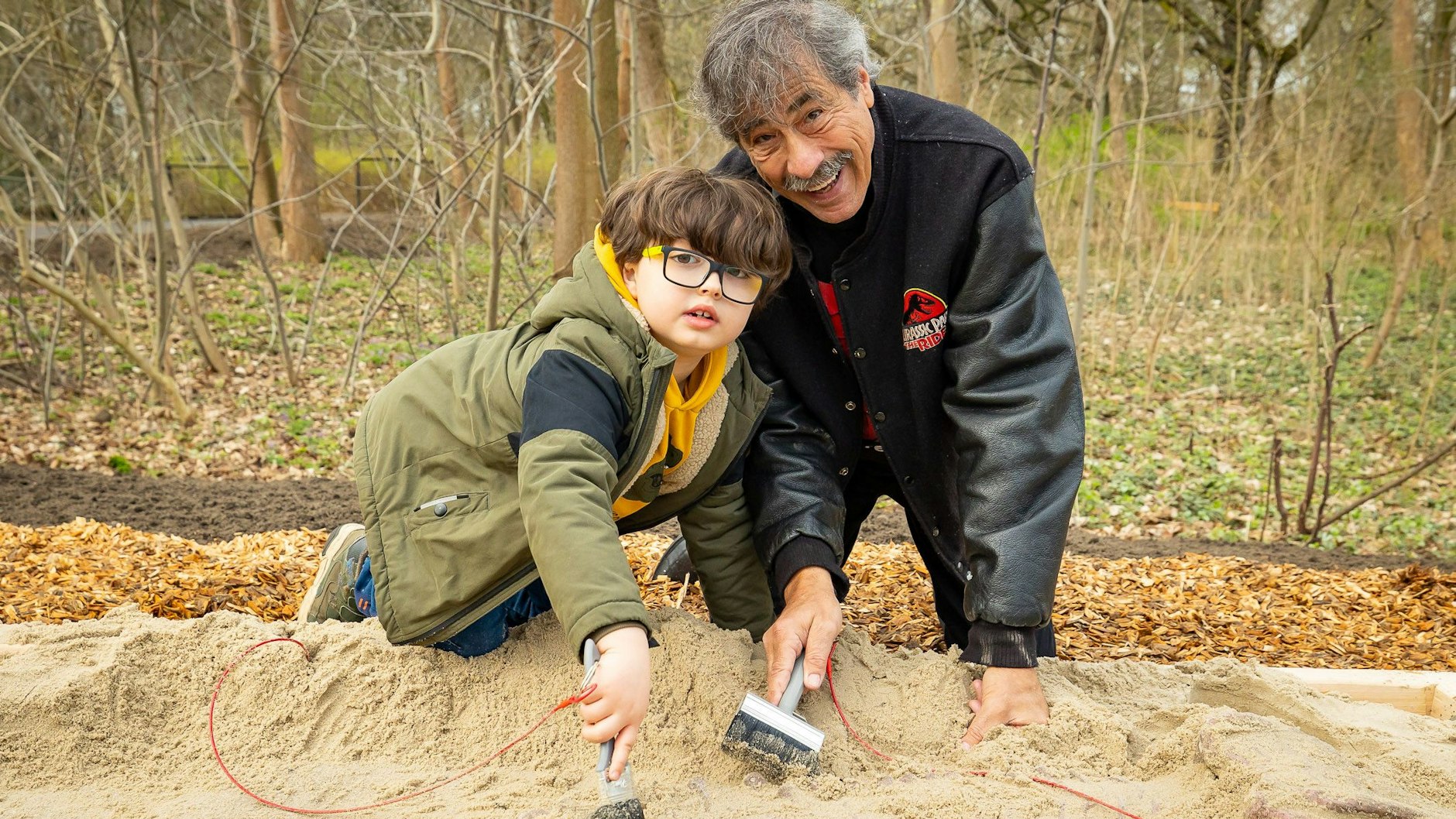 Dino-Fan Max und Dino-Experte Don Lessem an der Ausgrabungsstelle.