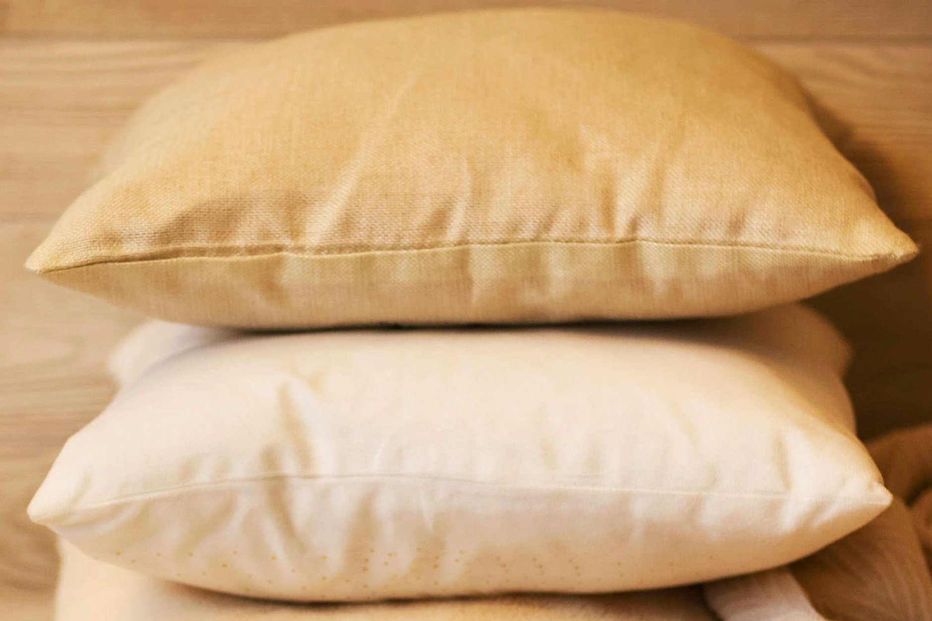 Kopfkissen müssen einiges aushalten. Rund ein Drittel des Tages verbringt der Mensch schließlich schlafend im Bett.